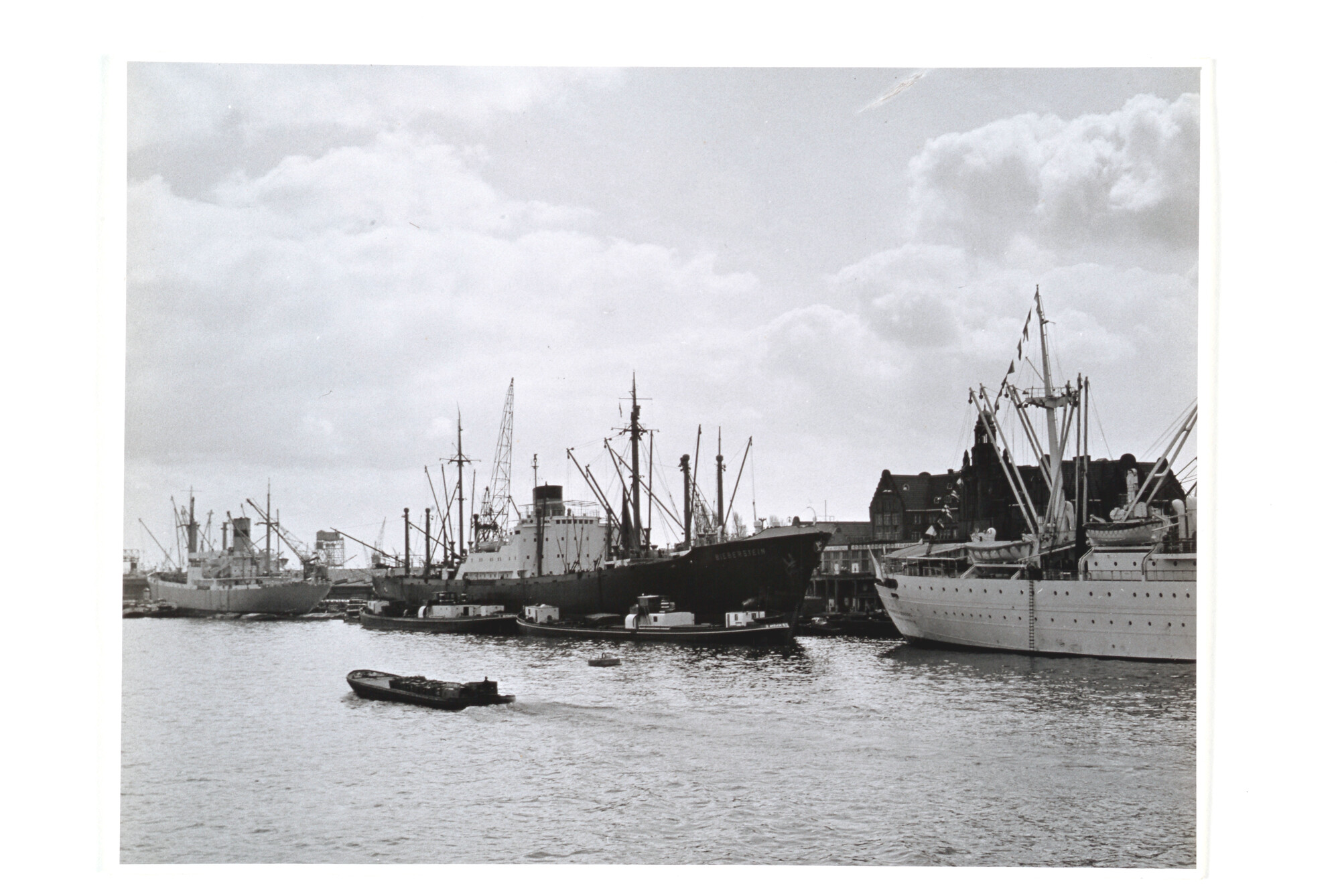 S.5814(489)032; Het ms. 'Bieberstein' in de Amsterdamse haven, 1955 (voorzijaanzicht); foto