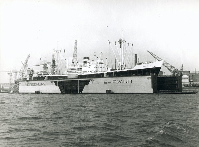 2000.3550; Het vrachtschip ms. 'Helcion' van de Koninklijke Nederlandse Stoomboot Maatschappij ligt in het droogdok van scheepswerf Verschure & Co; foto