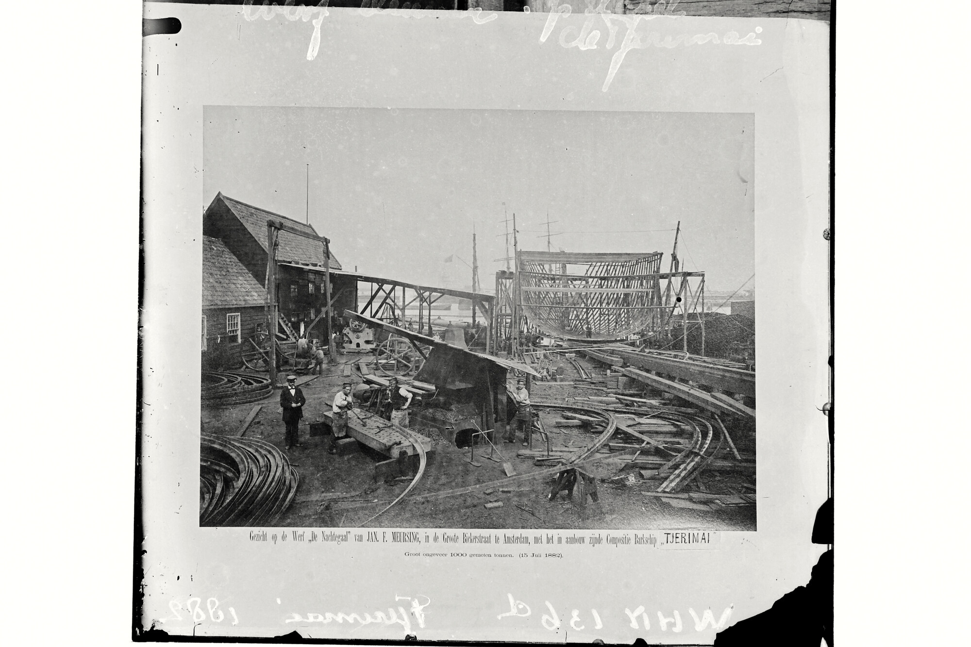 S.1156(06)005-1; Reproductienegatief van zicht op de werf De Nachtegaal met de composiet bark Tjerimai in aanbouw; glasnegatief