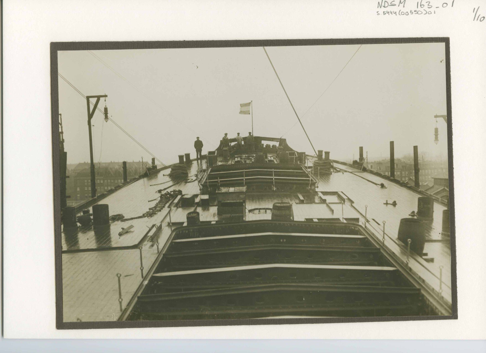 S.5444(0550)01; Foto van de tewaterlating van het vracht-passagiersschip ss. Swartenhondt; foto