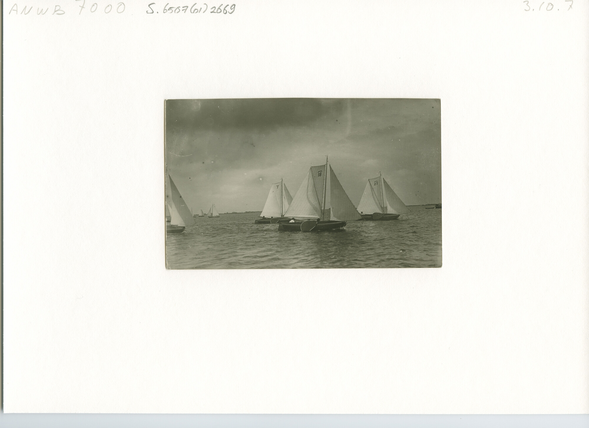 S.6507(01)2669; Drie 4.75-meter open Friese schouwen met spriettuig tijdens een wedstrijd op het Sneekermeer; foto