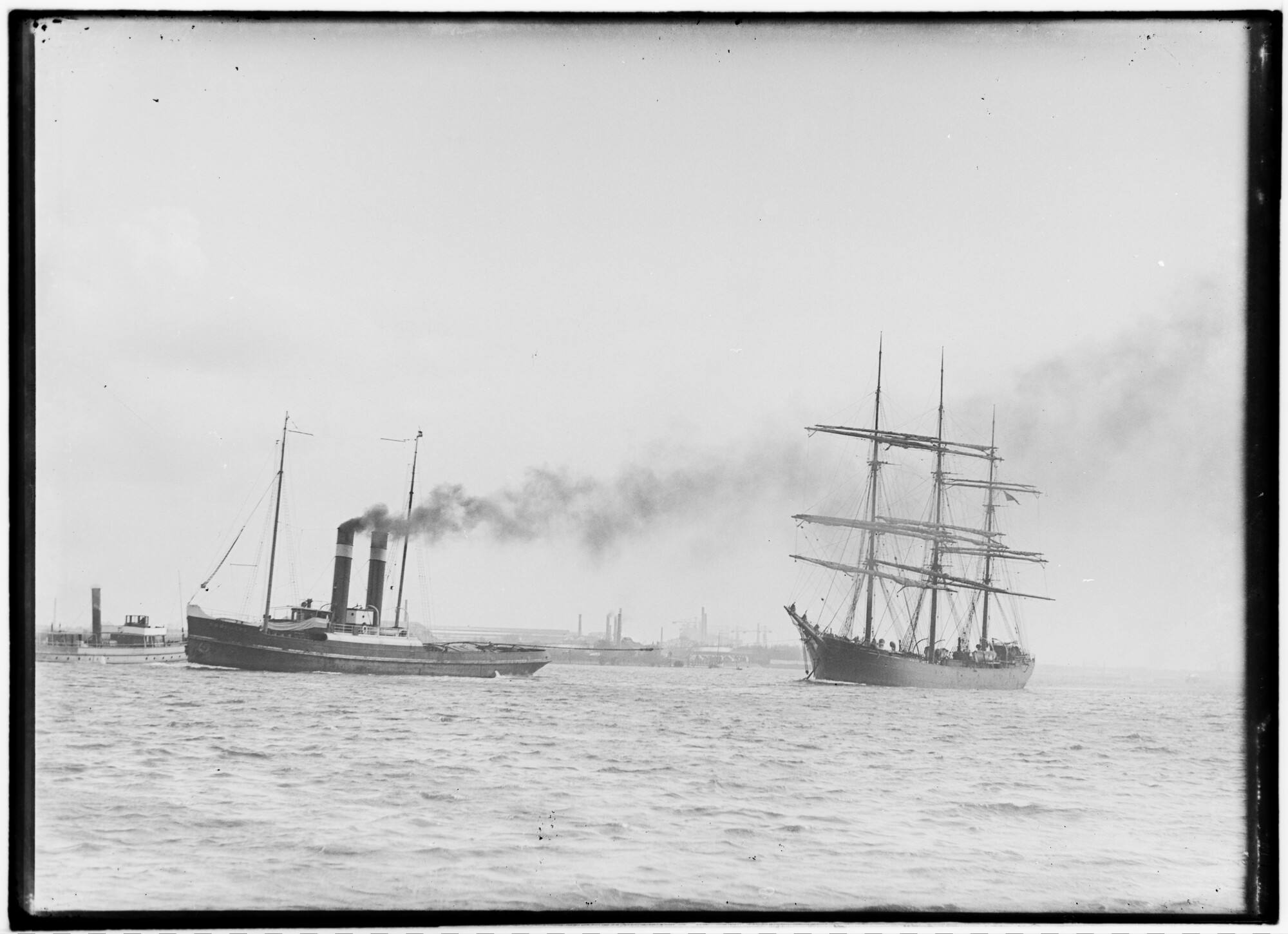 2018.1563; Glasnegatief van de sleepboot Roode Zee (Nederlands, 1908); glasnegatief