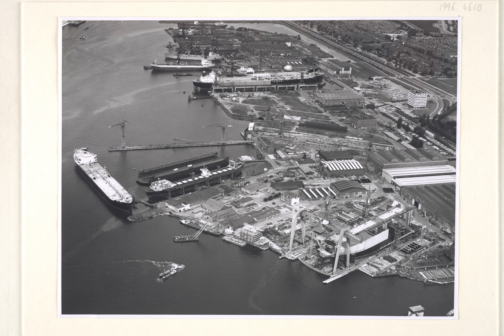1996.4610; Luchtfoto van de NDSM werf in de zomer van 1972; luchtfoto