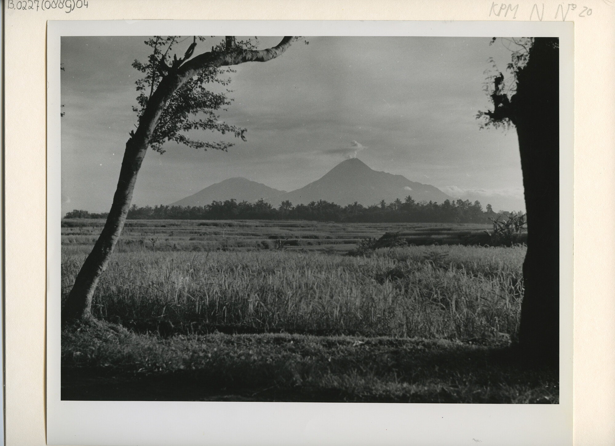 B.0227(0889)04; Landschapsfoto van het uitzicht op de vulkanen Sindoro en Soembing; foto