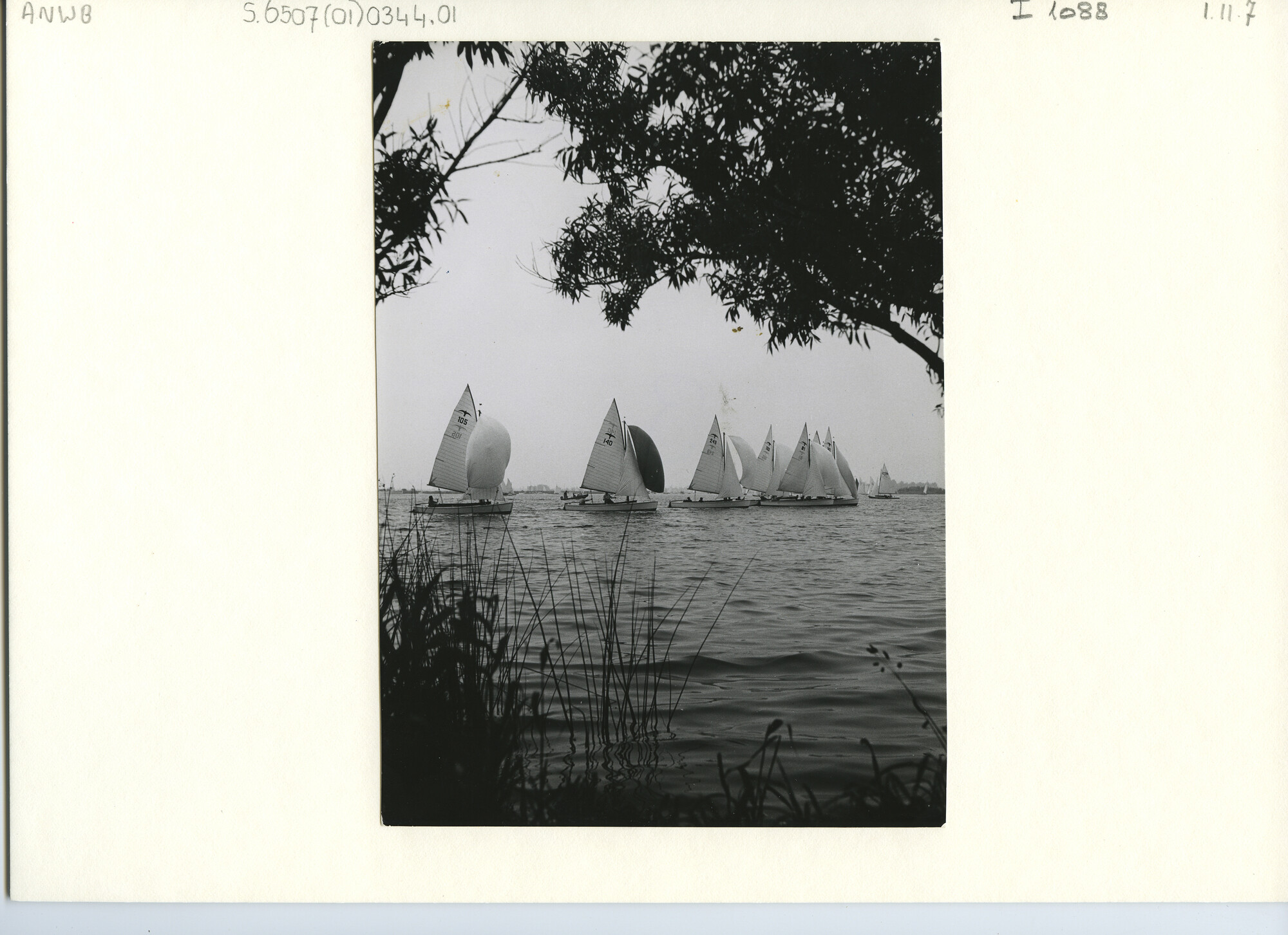 S.6507(01)0344.01; Foto van de Kaagweek 1956: met heel weinig wind ronden de Valken een boei; foto