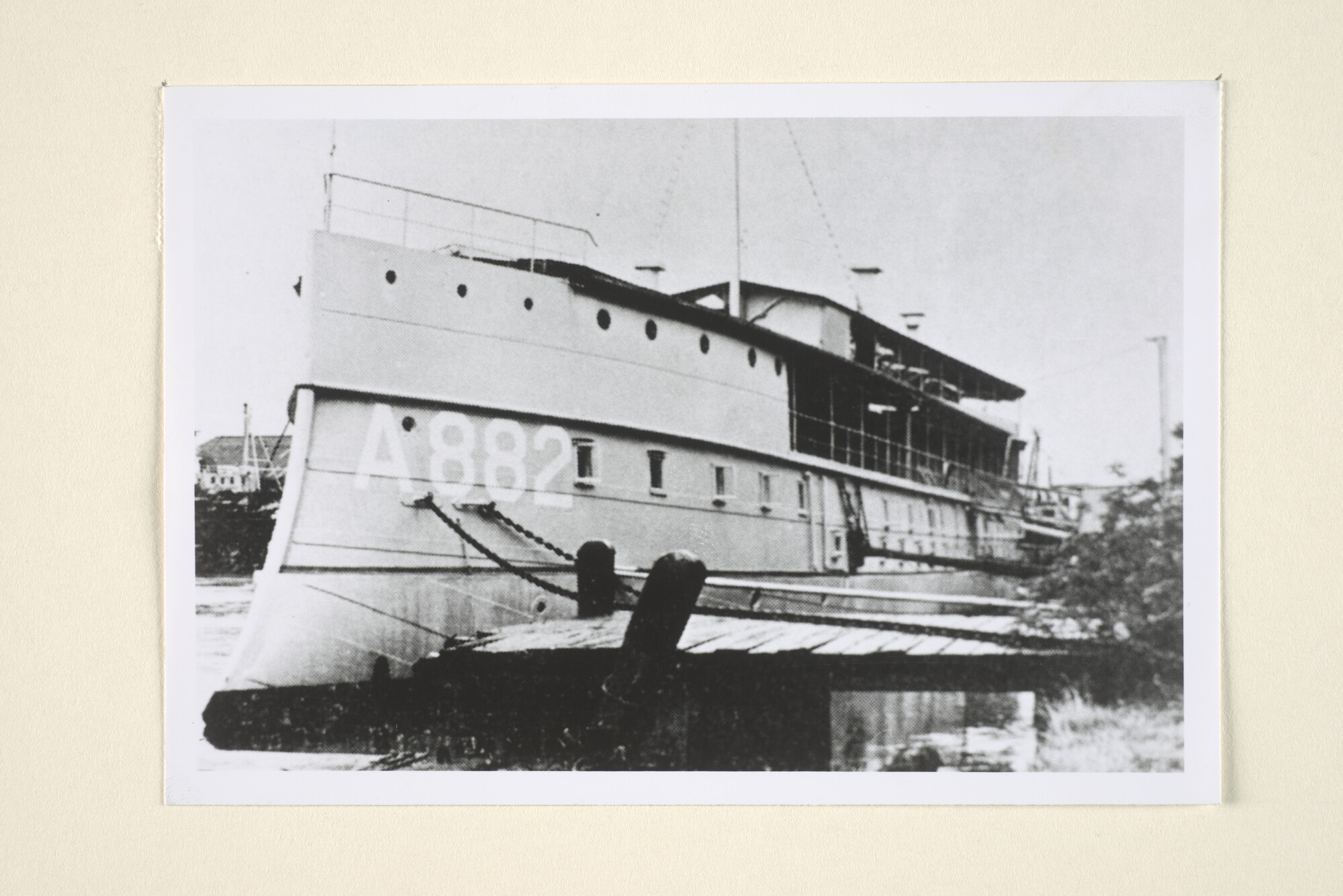 1995.1057; Het logementschip Hr.Ms. 'Schorpioen' (A 882) als onderkomen voor de MARVA's afgemeerd te Willemsoord (Den Helder); foto