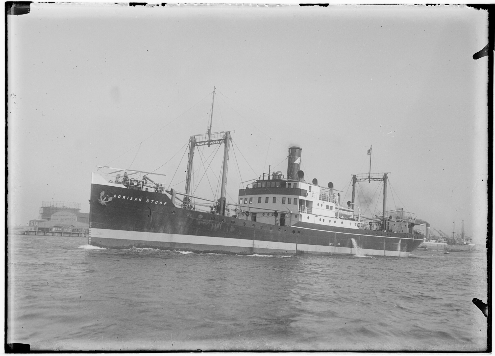 2018.0906; Twee glasnegatieven van het vrachtschip Adriaan Stoop (Nederlands, 1924); glasnegatief