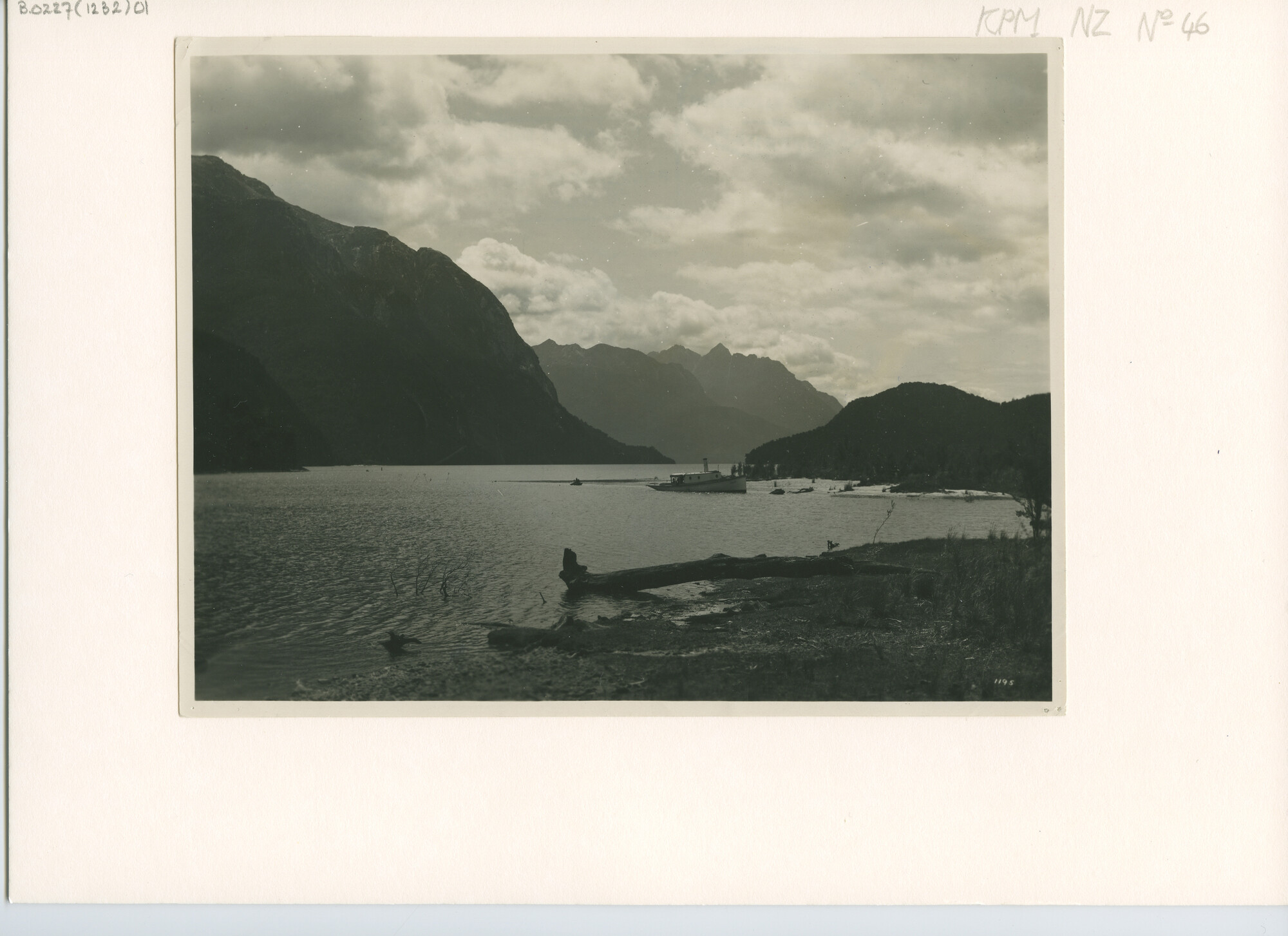 B.0227(1232)01; Landschapsfoto: gezicht op Lake Manapouri en omliggende bergtoppen (Nieuw [...]; foto