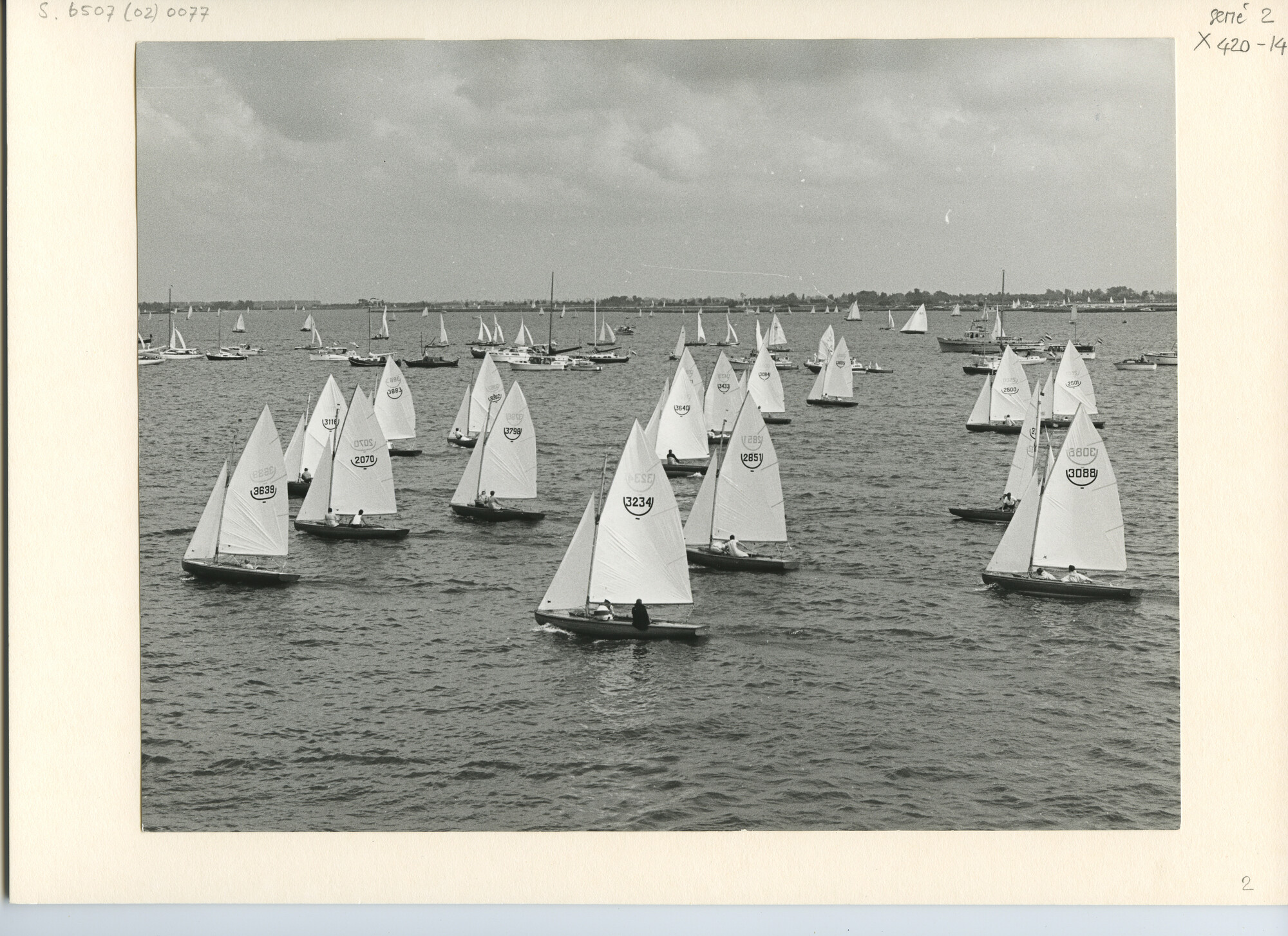 S.6507(02)0077.05; Zwart-wit foto van een start van de 16m² klasse tijdens de Sneekweek 1969; foto