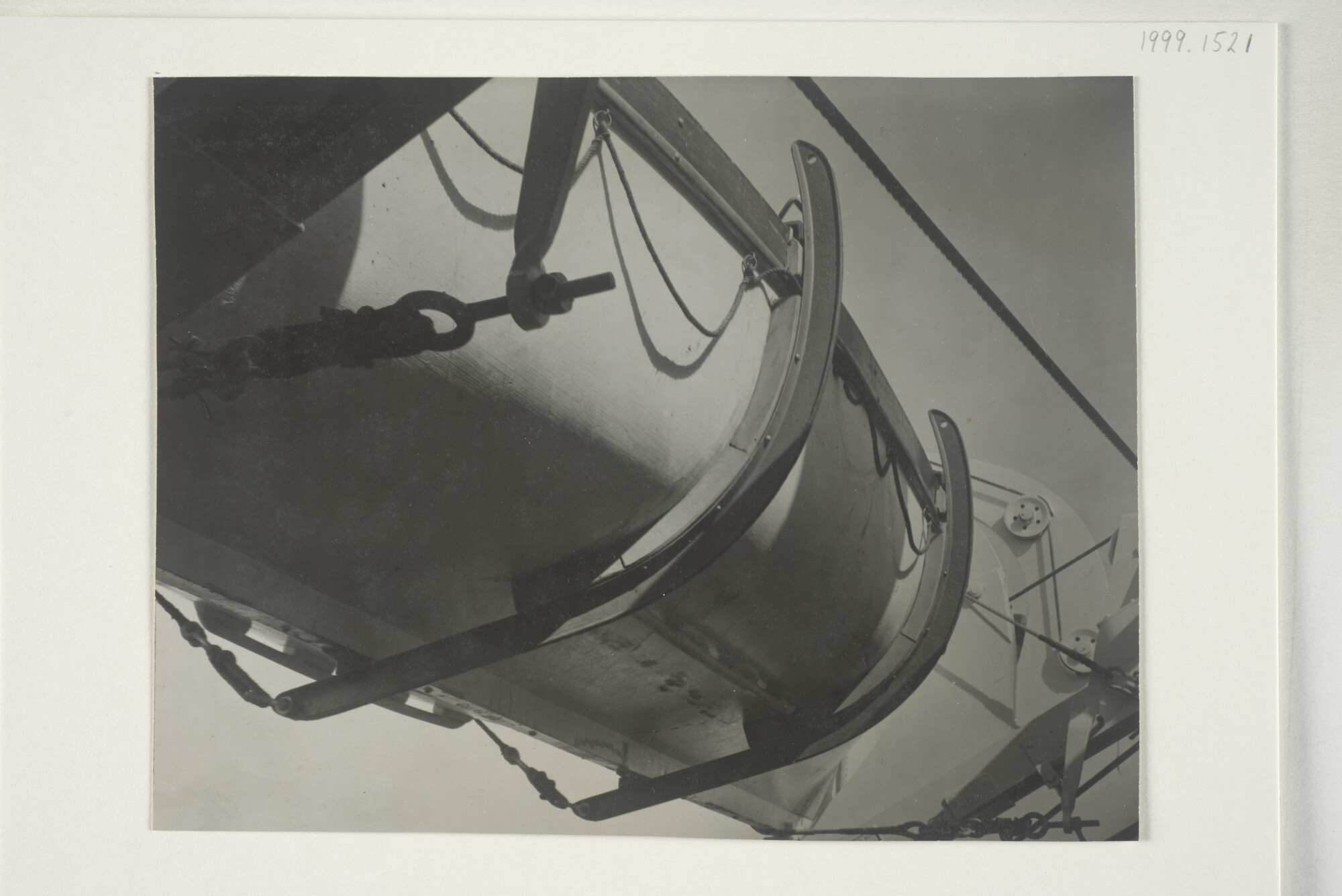 1999.1521; Emergency Boats. Detailfoto van glijspanten onder een sloep van het Britse [...]; foto