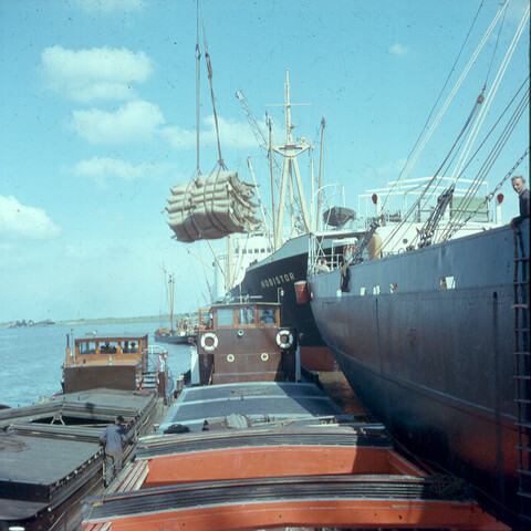 S.9100(0139); Overslag van stukgoed van in binnenschip; diapositief