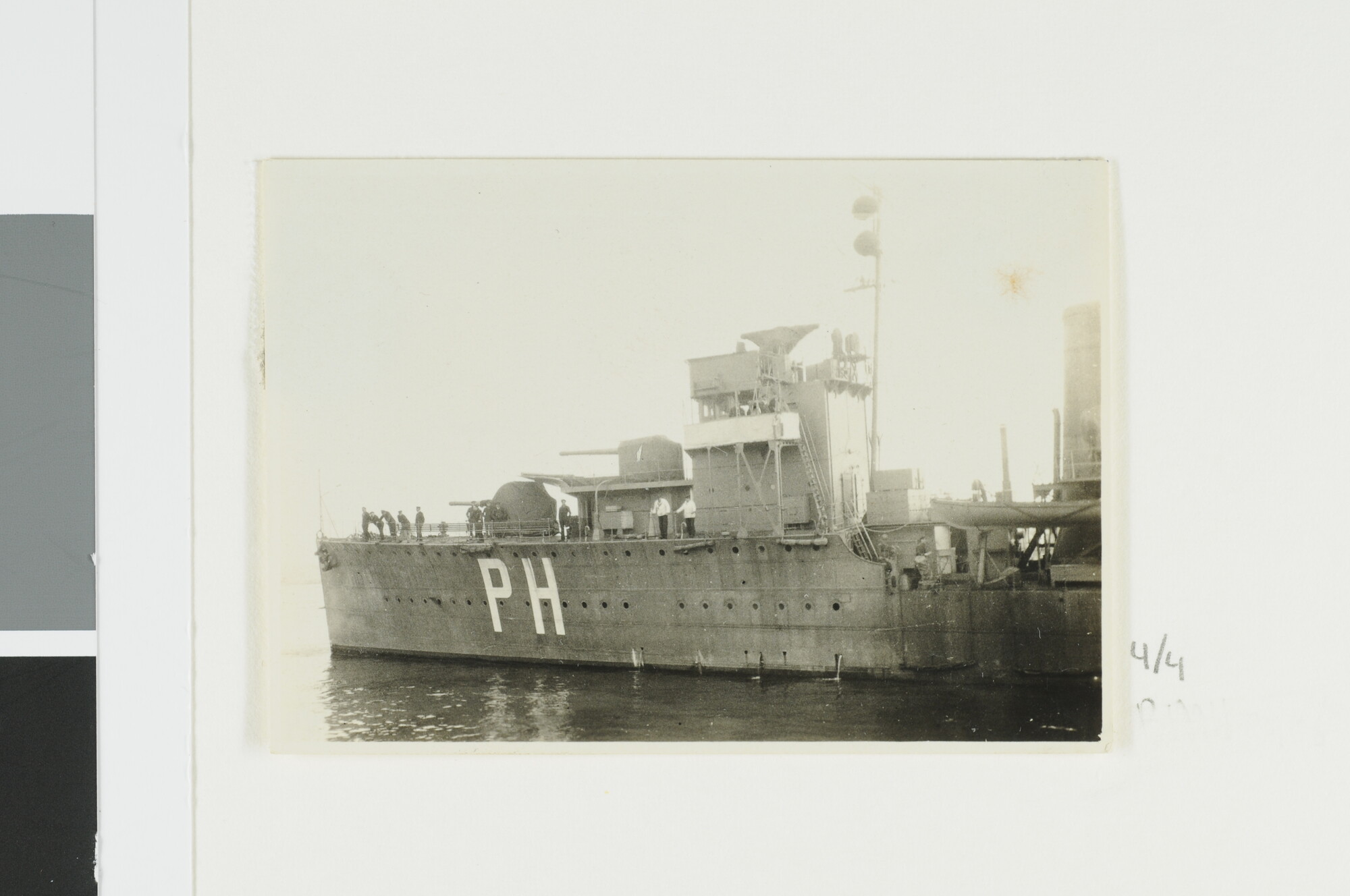 A.2867(03)014; De torpedobootjager Hr.Ms. 'Piet Hein' op sleeptouw in de haven van Rotterdam; fotoreportage