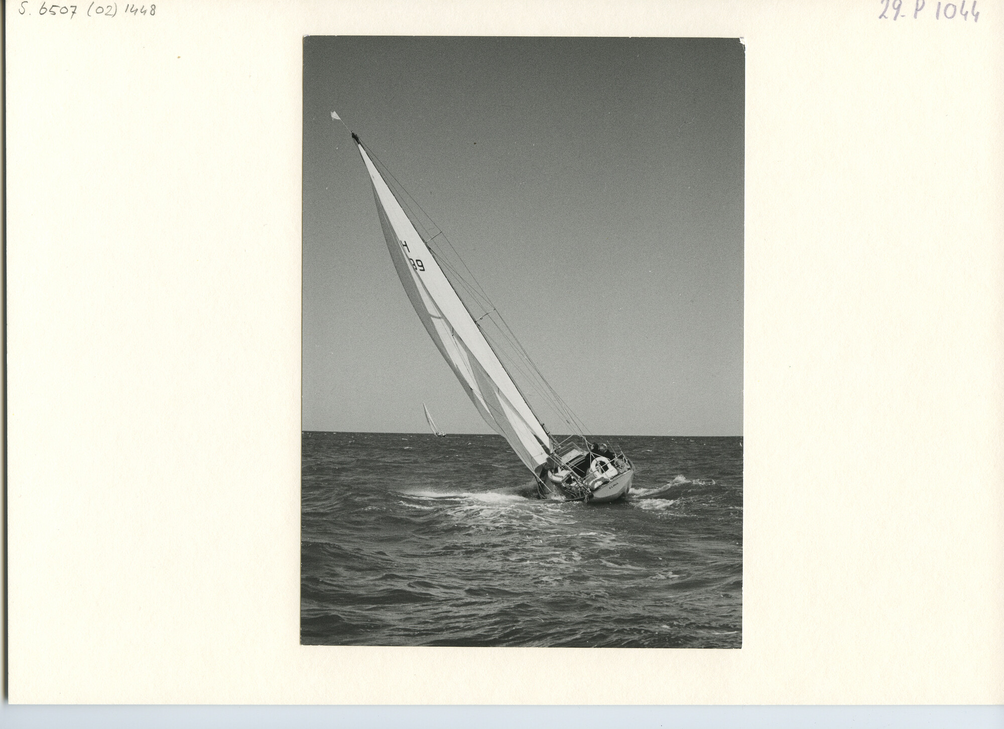 S.6507(02)1448.01; Zwart-wit foto van de Elina (H 399) aan de wind tijdens de Hoek van Holland-Harwich-race, 1962; foto