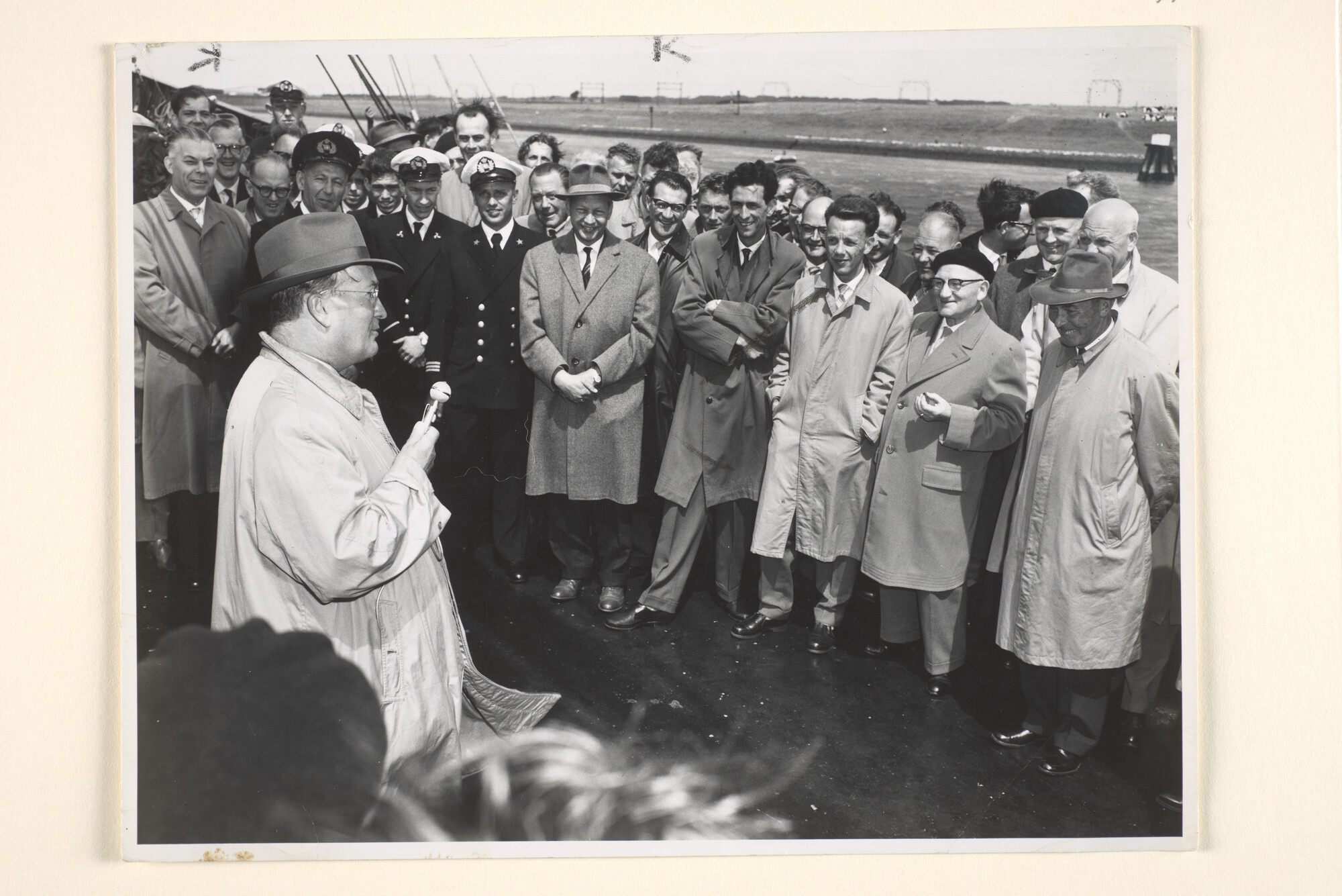 1995.6637; Toespraak aan boord van het vrachtschip ms. Chiron van de KNSM; foto