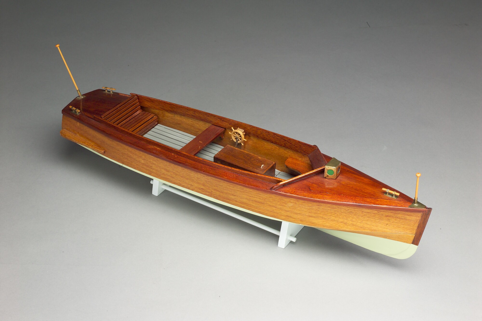 A.5425; Model van een snelle open motorboot; scheepsmodel