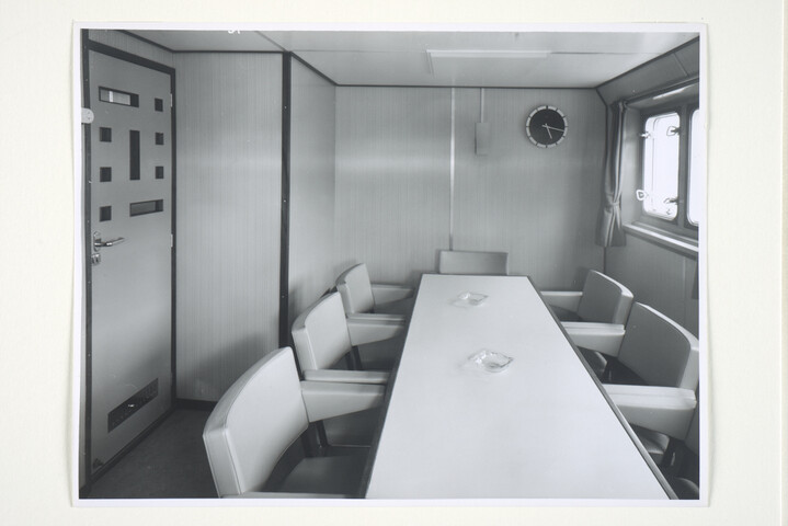 S.5219(12)0465; Interieurfotos genomen aan boord van het Ro-Ro vrachtschip ms. Amstelstroom: Brug [...]; fotoreportage