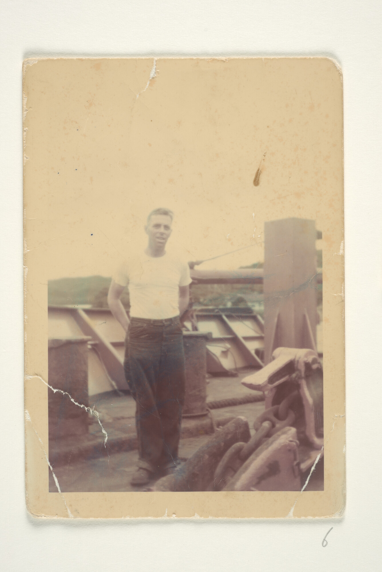 S.5009(03)06; Portretfoto van S.J.A. van Groeningen op de bak aan boord van het vrachtschip ss. Lombok [...]; foto