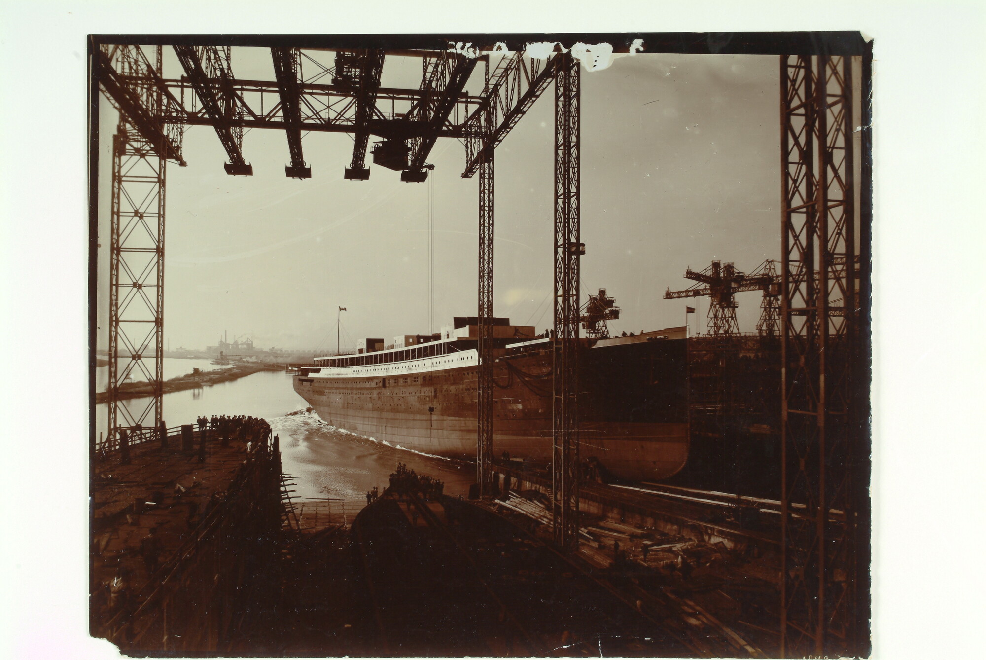 S.6483(4060)09; De tewaterlating van het passagiersschip ss. Brabantia (ex- William OSwald) van de Koninklijke Hollandsche Lloyd bij A.G. Weser te Bremen [...]; foto