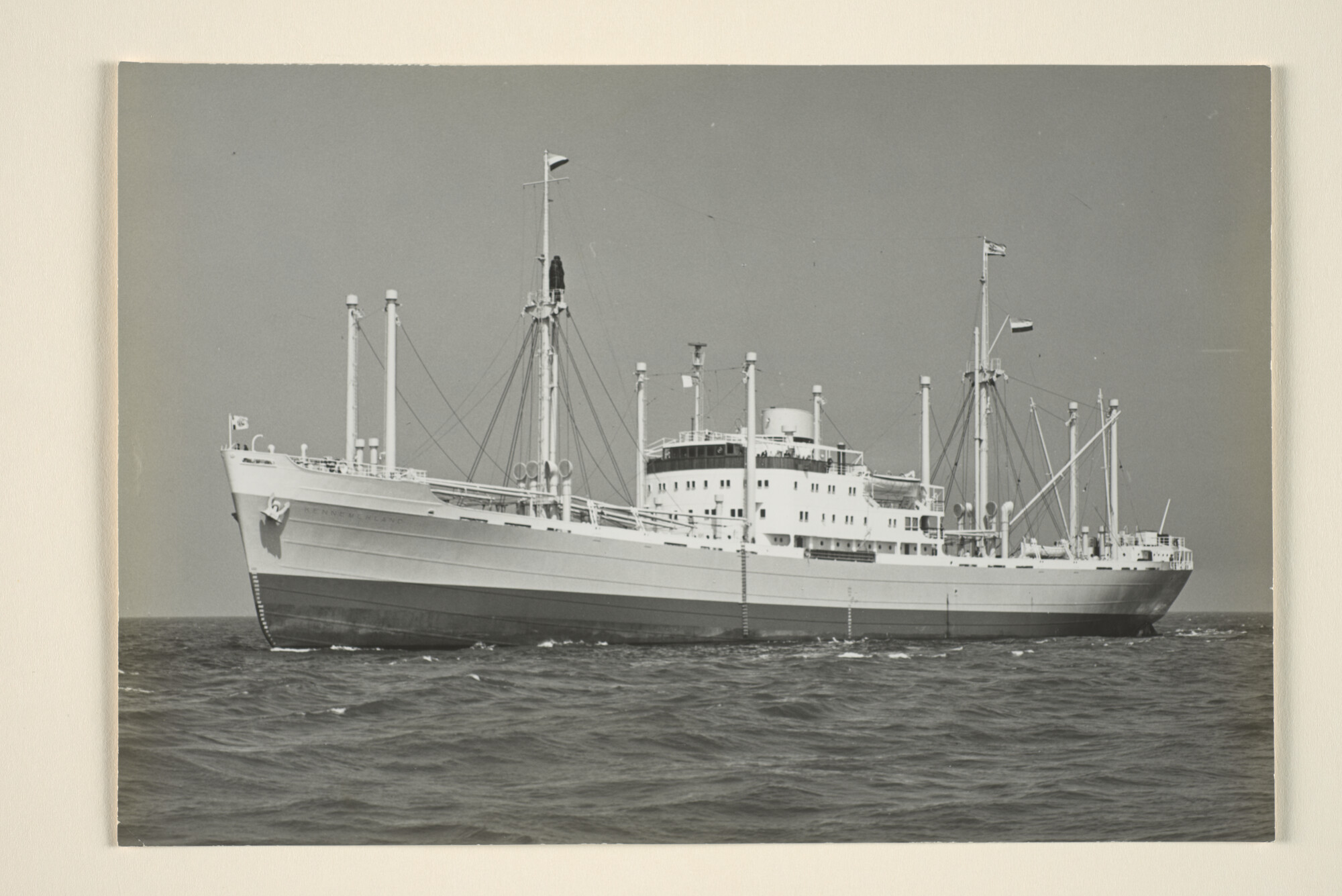 1995.5488; Het vrachtschip ms. Kennemerland van de KHL op zee; foto