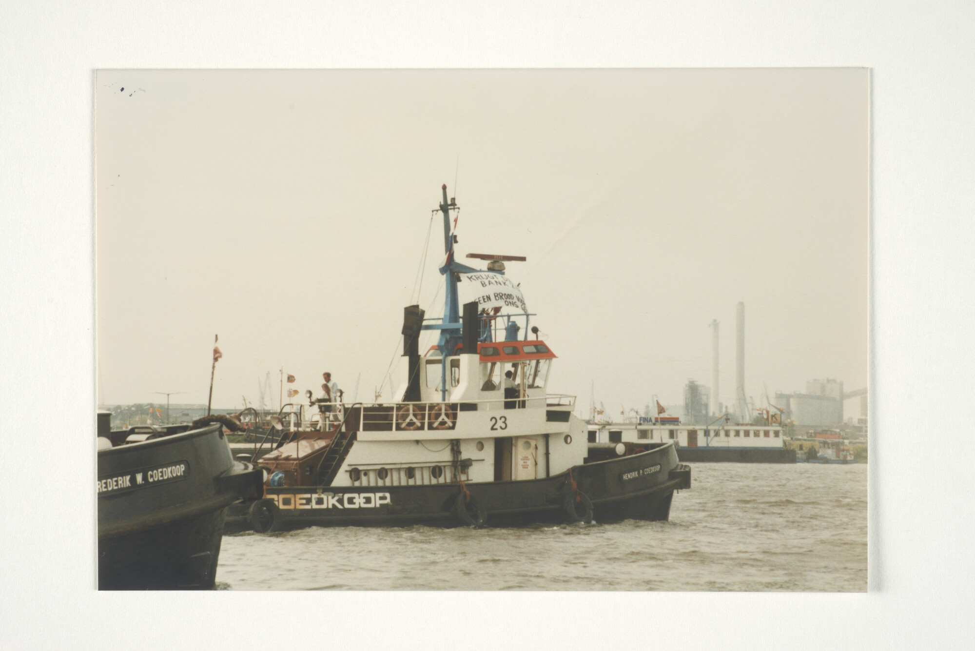 2001.1685; Met de NIB in de WW. Bezetting en demonstratie door het personeel van [...]; fotoreportage