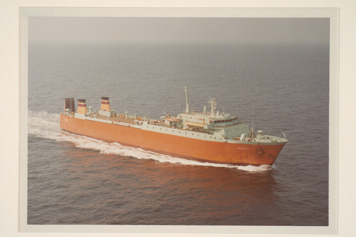 S.7032(078); Luchtfotos van het Ro-Ro-schip ms. Gardenia van de Stoomvaart Maatschappij [...]; luchtfoto