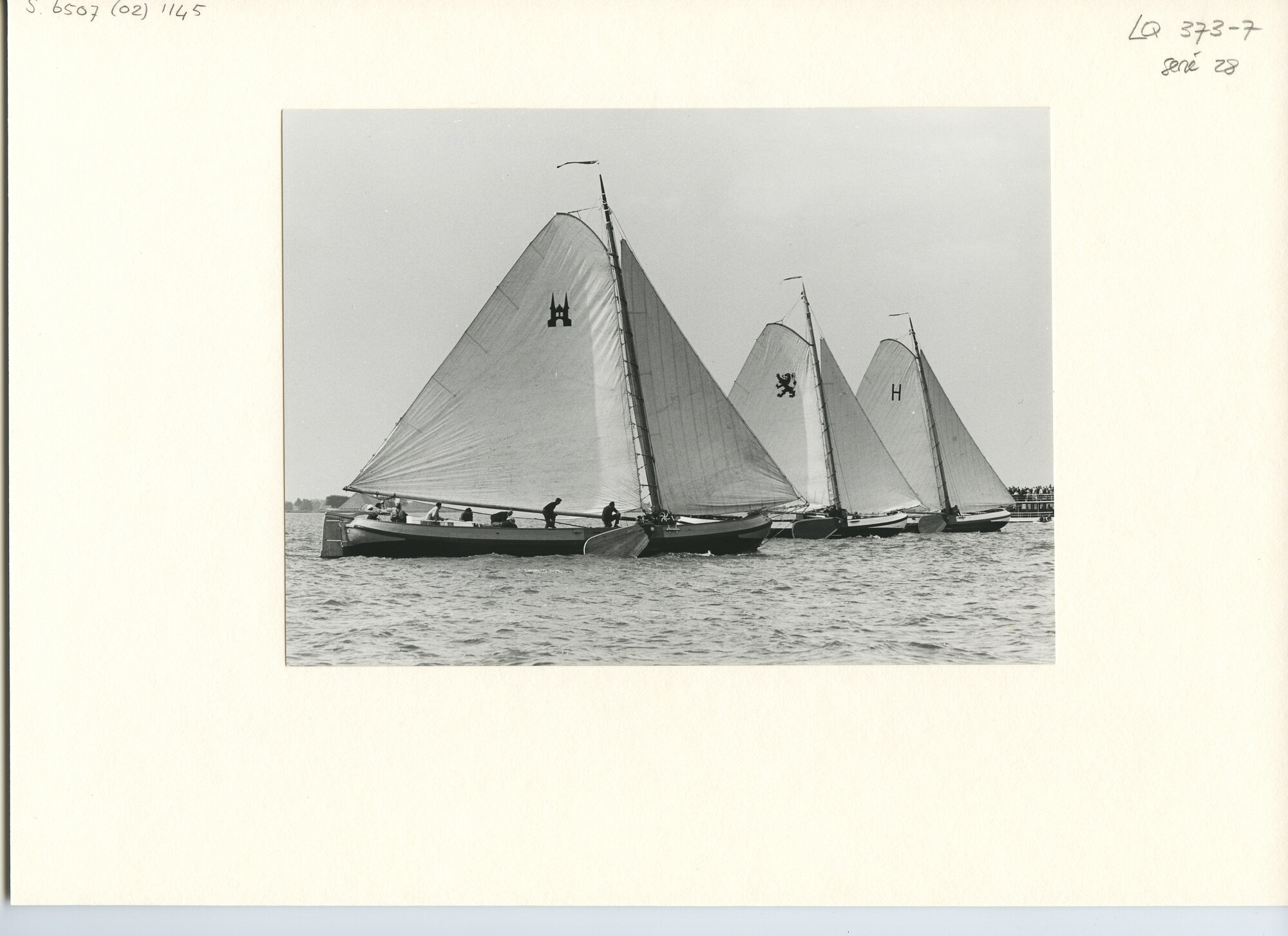 S.6507(02)1145.04; Zwart-wit foto van het skûtsjesilen op de Fluessen met een aanwakkerende wind.; foto