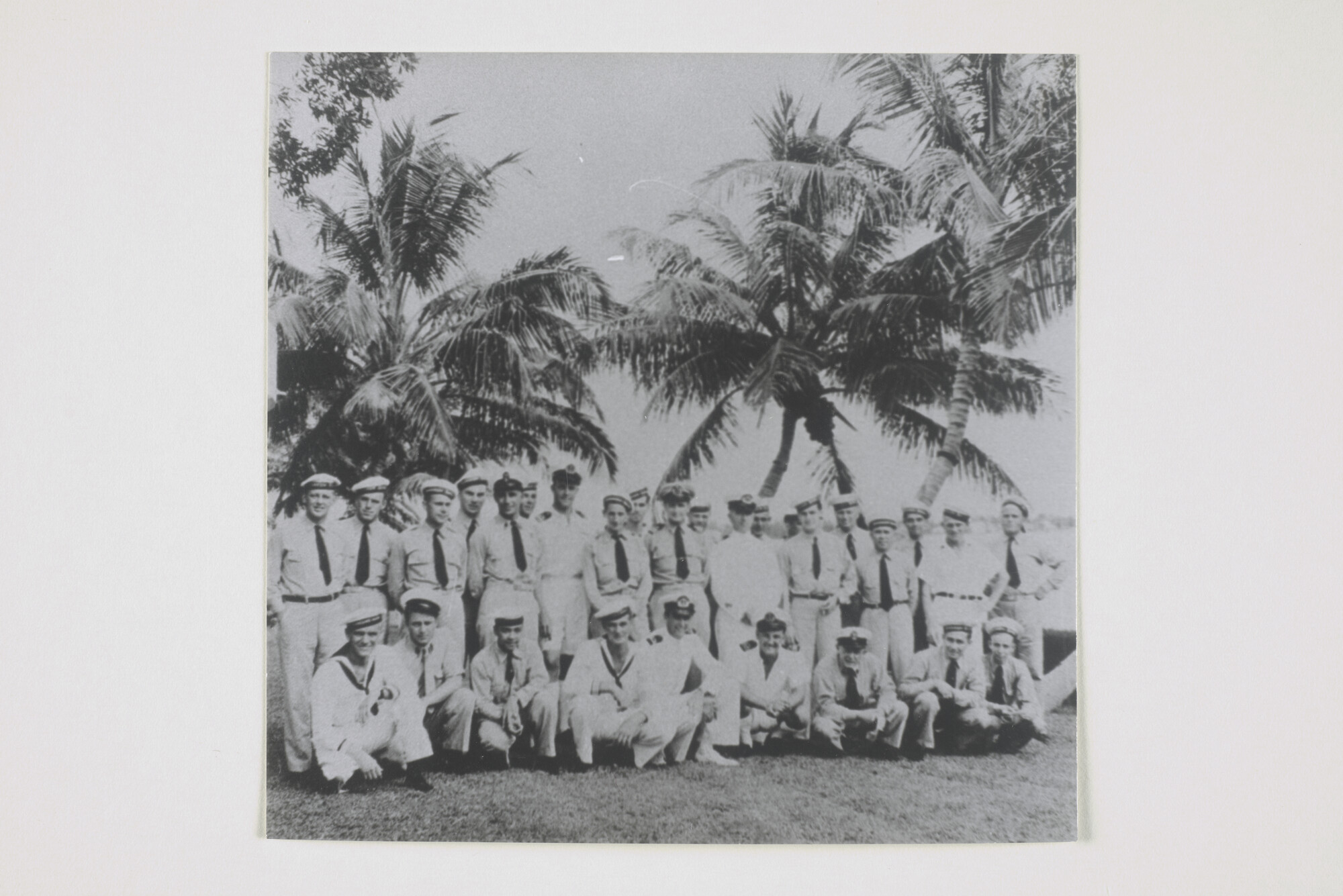 S.5432(02)24; Groepsportret van Nederlandse matrozen en marine officieren in de tuin van de familie Bühler te Miami; foto