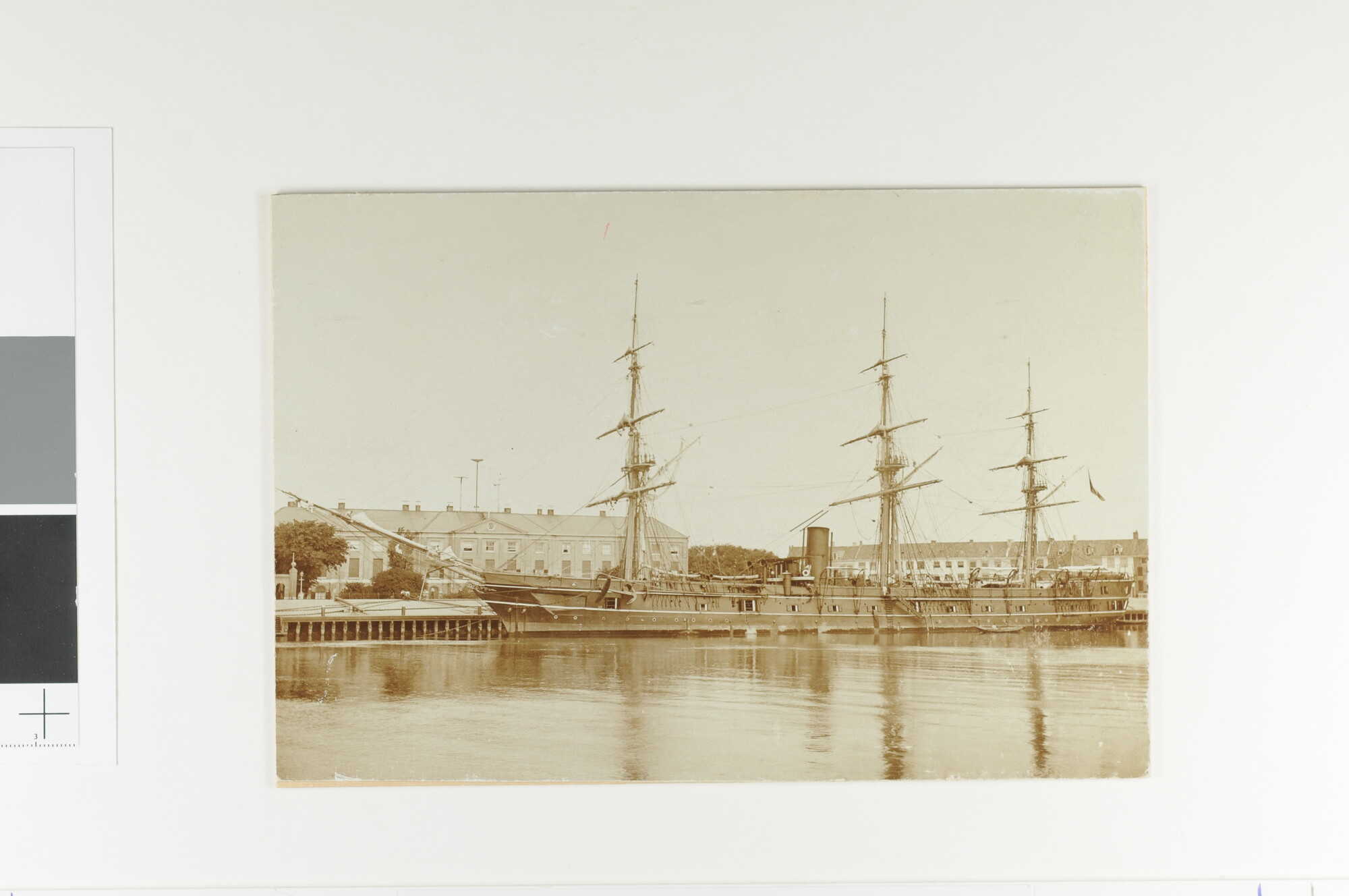S.1662(c); Het fregat Hr.Ms. 'Van Speijk' afgemeerd aan de kade van het Nieuwe Diep (Den Helder), tegenover het Paleis; foto