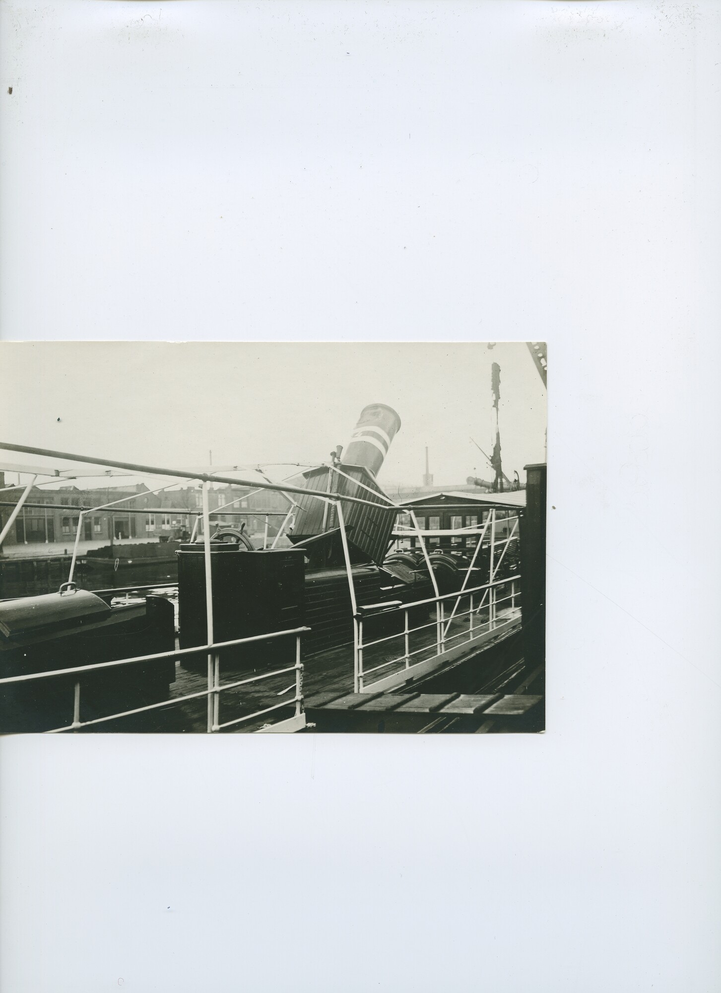 S.6386(114)0087; Foto van ss. Havenstoombootdienst no. 4 (aanvaringsfoto); foto