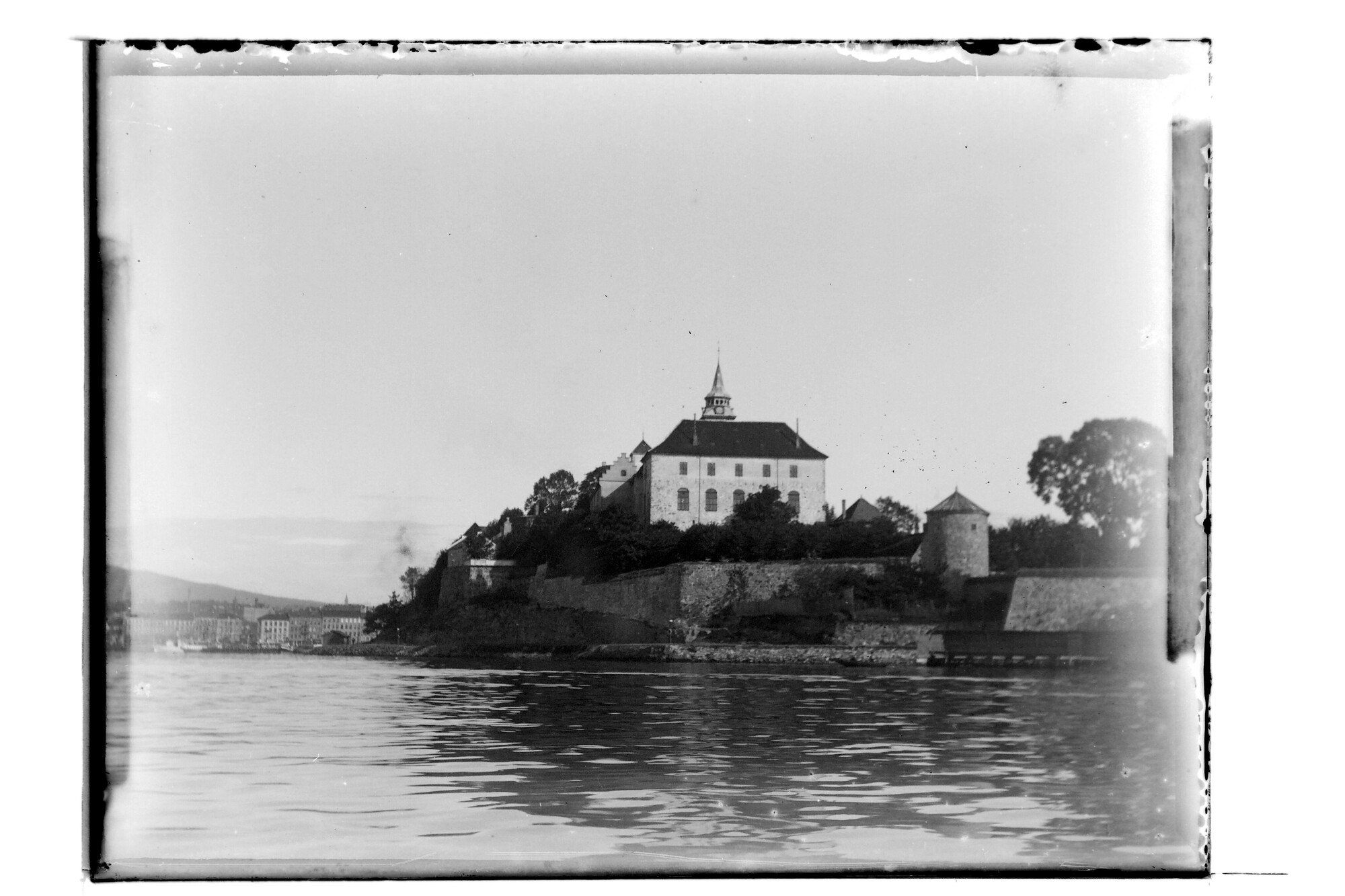 S.3319(051)a; Gezicht op de vesting Akershus in de haven van Oslo; negatief