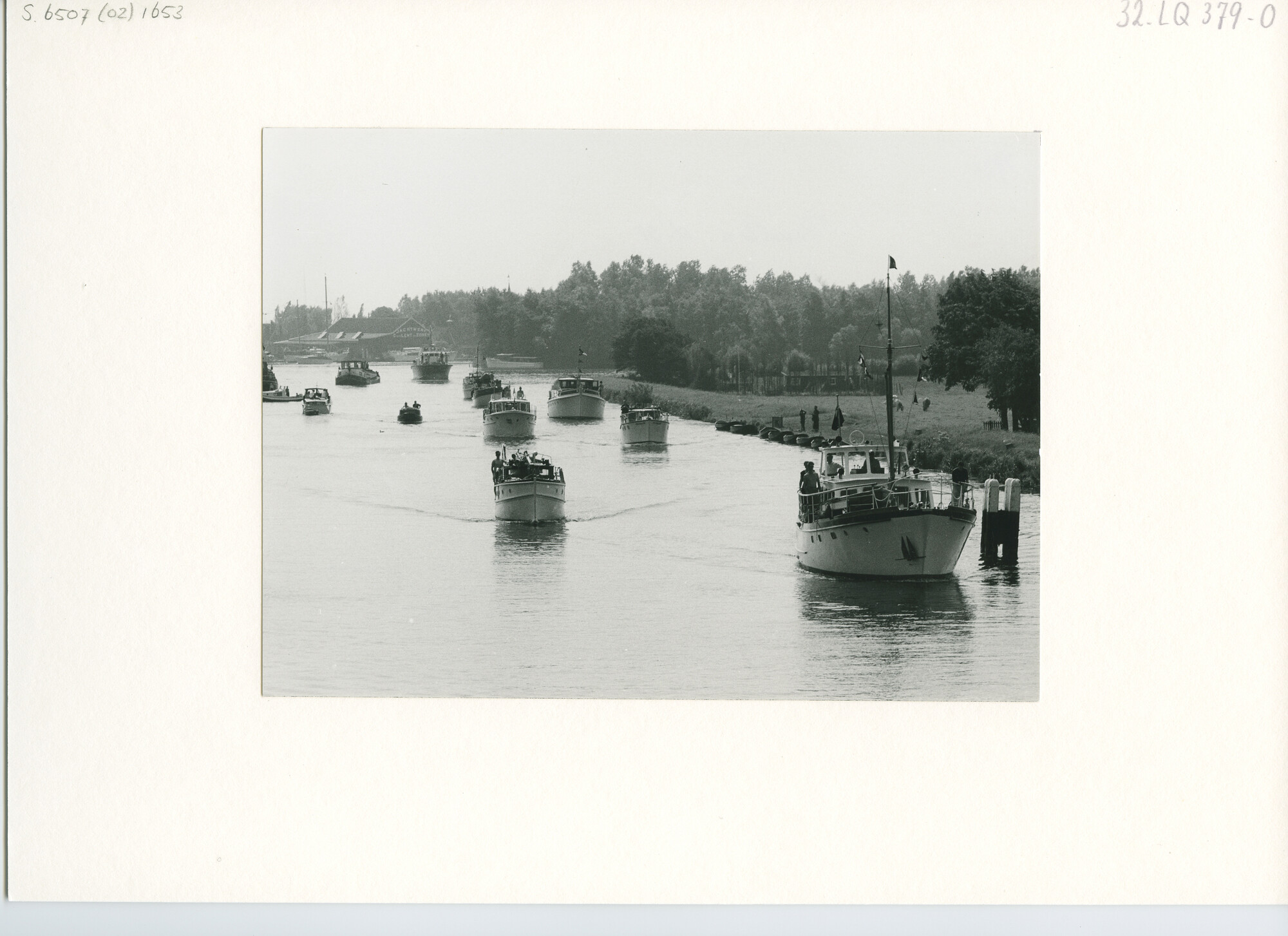S.6507(02)1653.01; Zwart-wit foto van de deelnemers aan de Pavillon d'Or gefotografeerd vanaf de brug [...]; foto