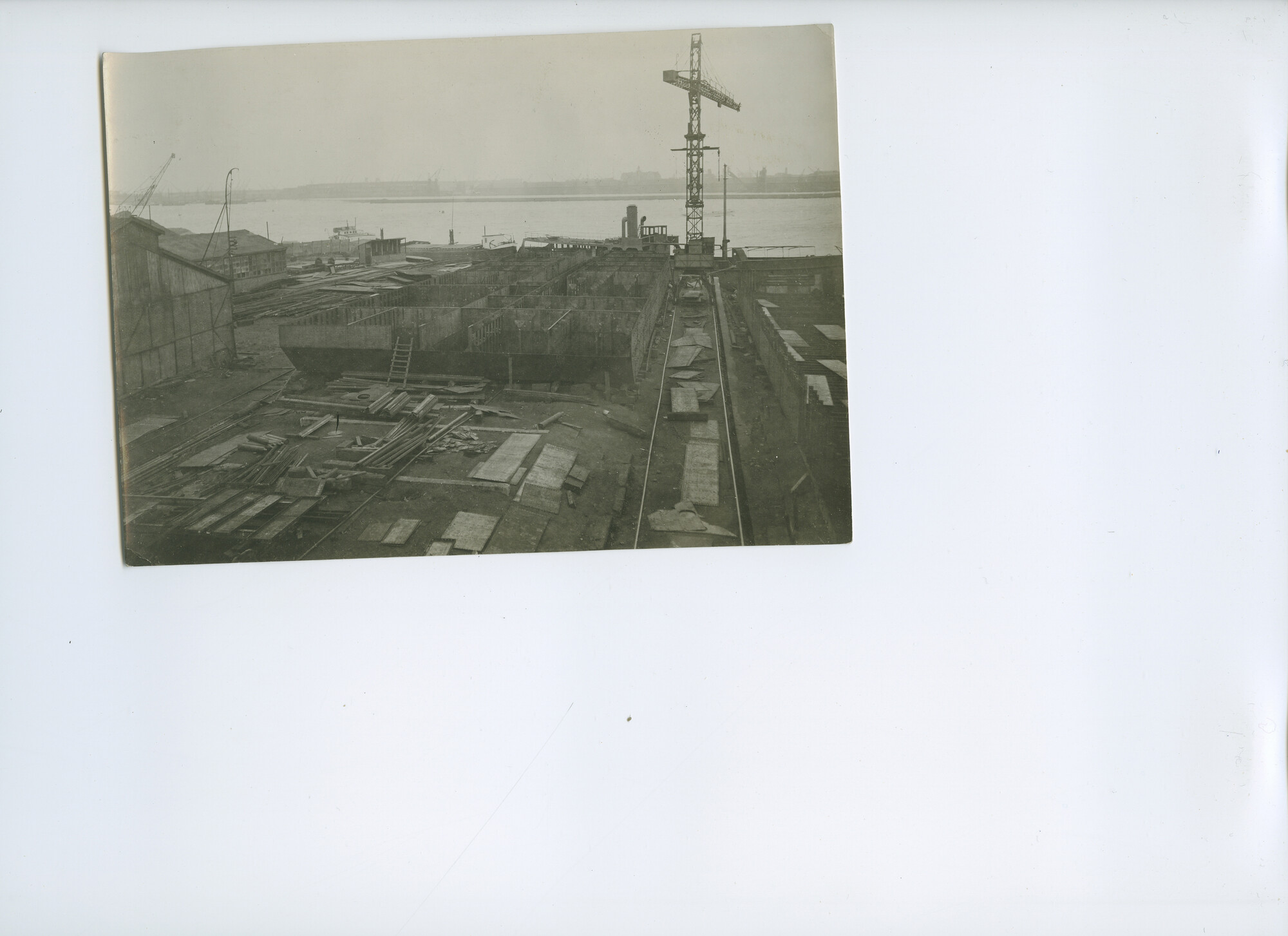 S.6386(112)0020; Foto van wrangen, spanten en schotten van tinmolen; foto