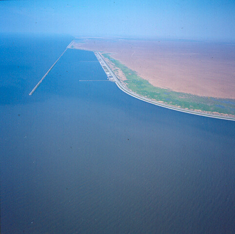 S.9100(7789); Dia (luchtfoto) an de dijk van de Markerwaard in het IJsselmeer; diapositief