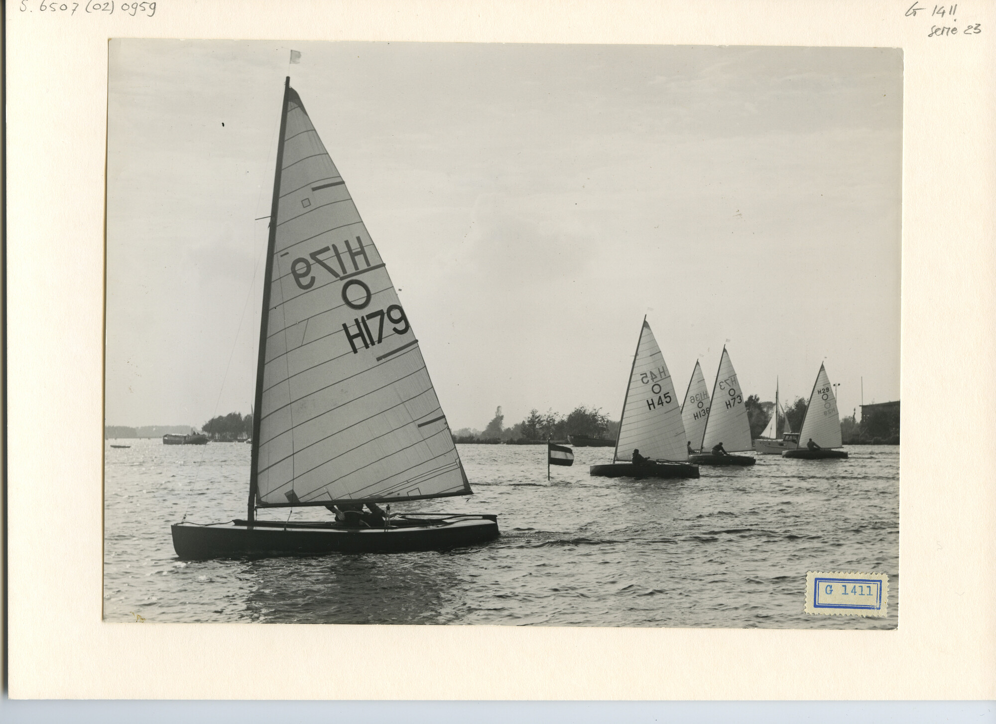 S.6507(02)0959.01; Zwart-wit foto van de start van de O-jollen-klasse op de Nieuwe Meer en op het IJsselmeer voor Muiden; foto