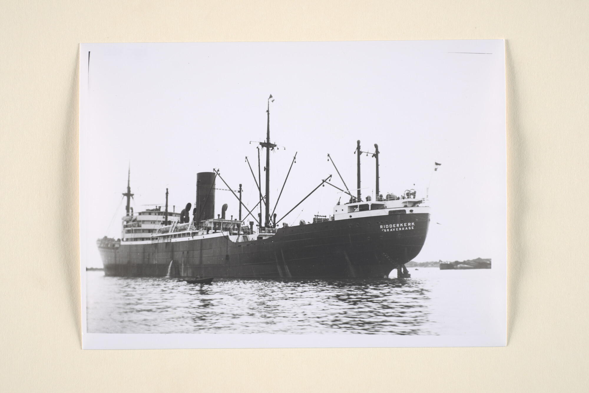 1995.5621; Het vrachtschip ms. Ridderkerk (ex- Hohenfels, Empire Kamal & Van Ruysdael) van de VNS; negatief