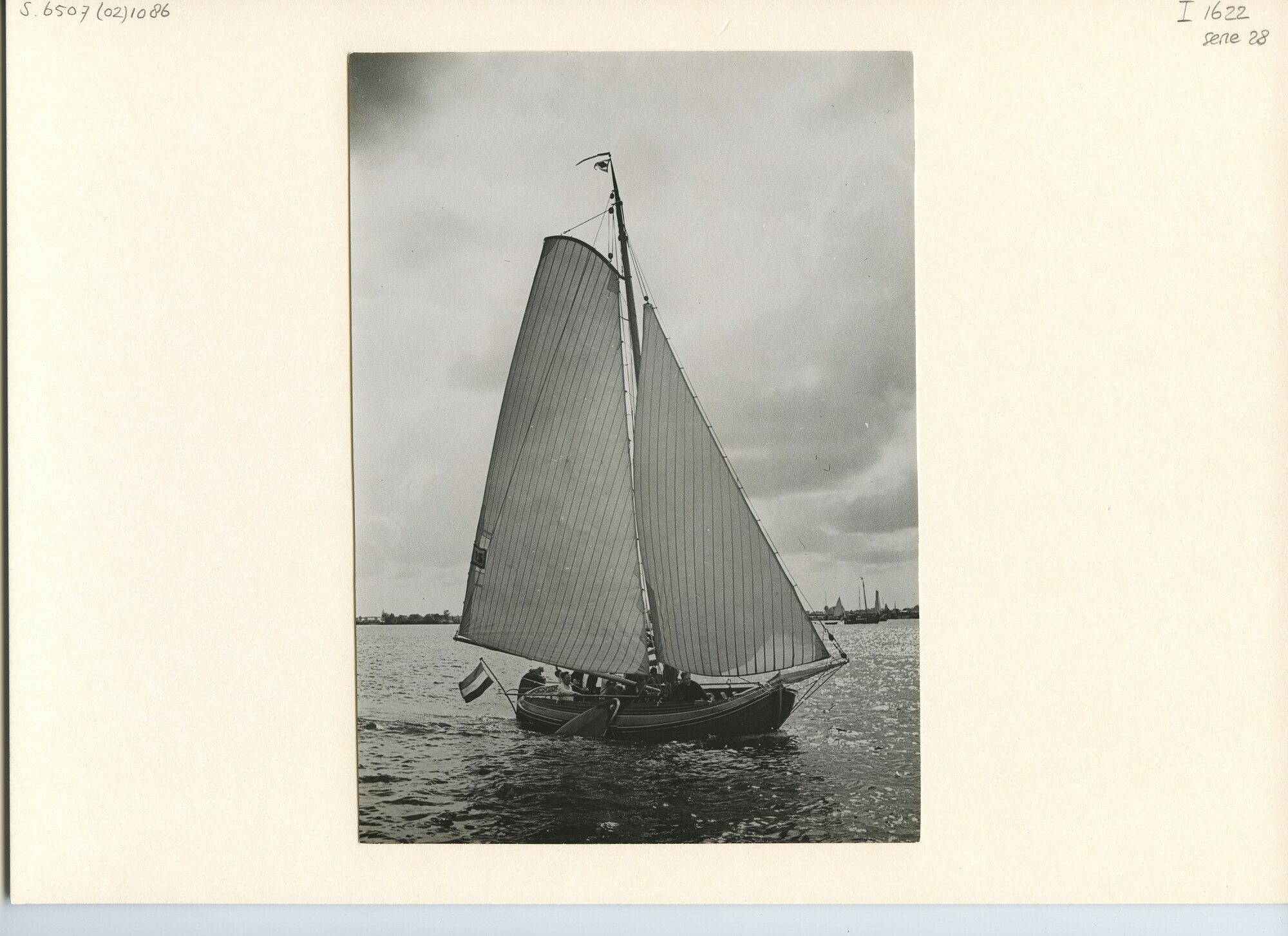 S.6507(02)1086; Zwart-wit foto van het Friese Jacht 'Argo', zeilnummer 1 OD, van J.W. Tuininga, gezien op het Sneekermeer.; foto