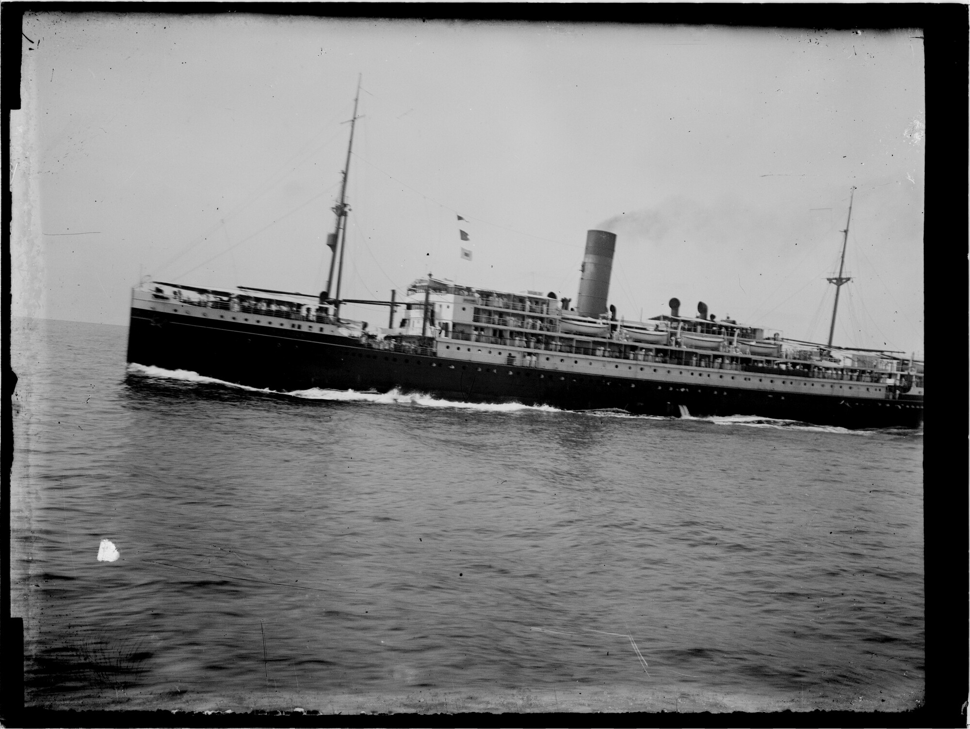 2002.0730; Het ss. 'Koningin der Nederlanden' van de Stoomvaart Maatschappij  'Nederland' op volle zee; negatief