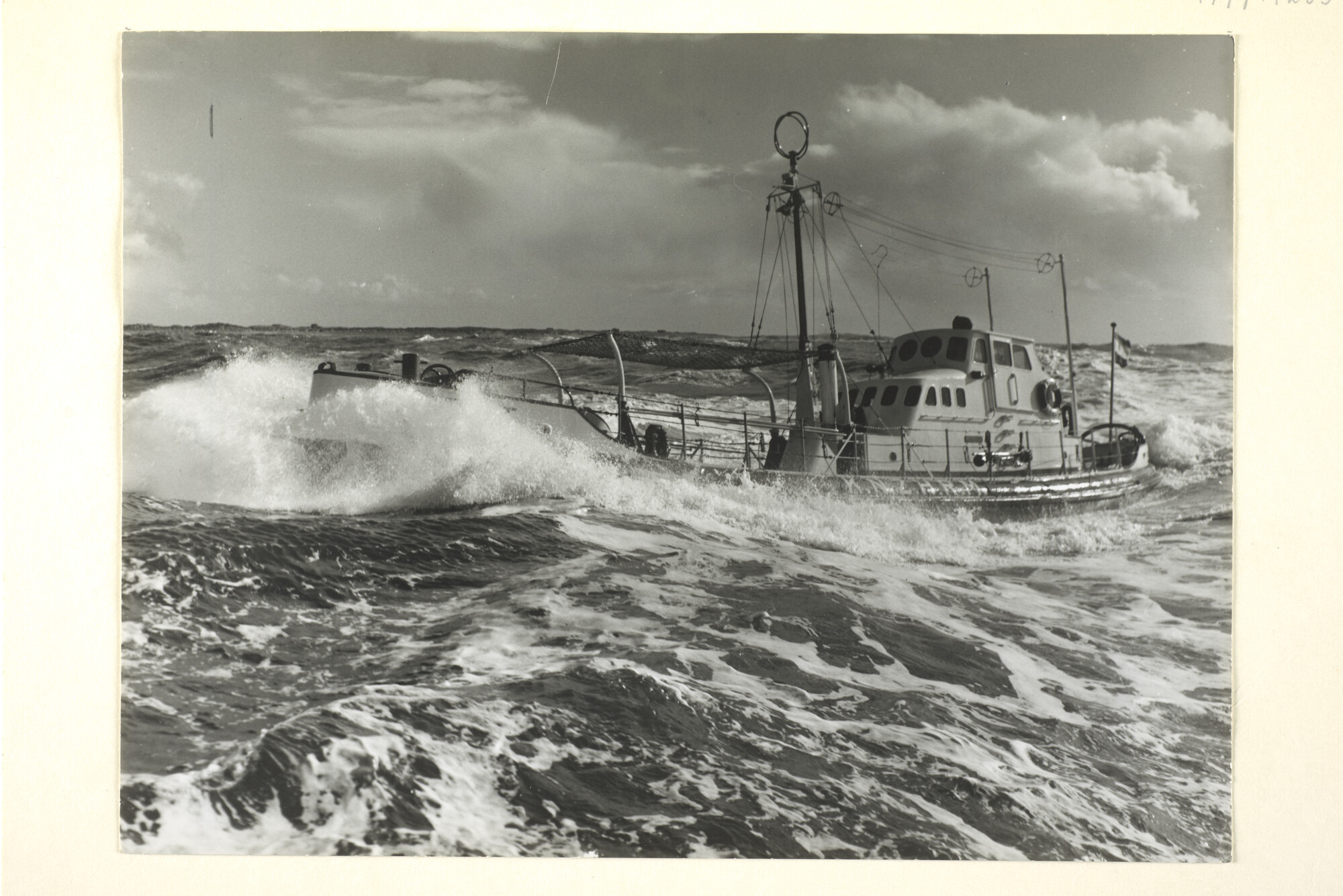 1997.1263; De motorreddingboot 'Carlot' van het station Terschelling van de KNZHRM; foto