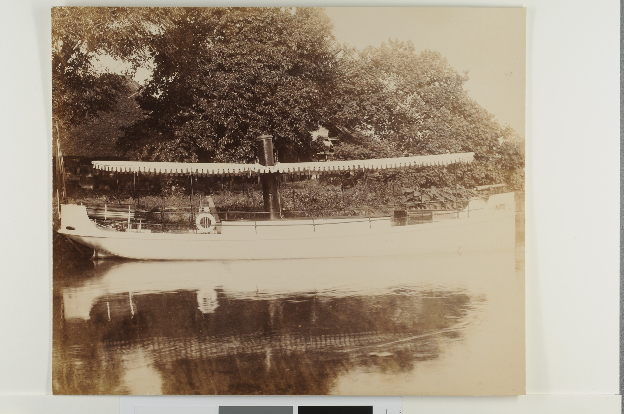 S.1158(a) [nr 0001]; Het gewestelijk vaartuig 'Marie', dienst doende als ambulance-vaartuig, ligt afgemeerd aan de wal bij het Marine Etablissement Soerabaja, 1893; foto