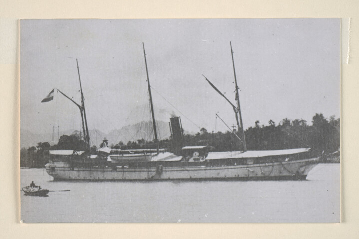 1994.6449; Het schroefstoomschip 4e klasse Zr.Ms. 'Bali' voor anker in een Indische baai; foto