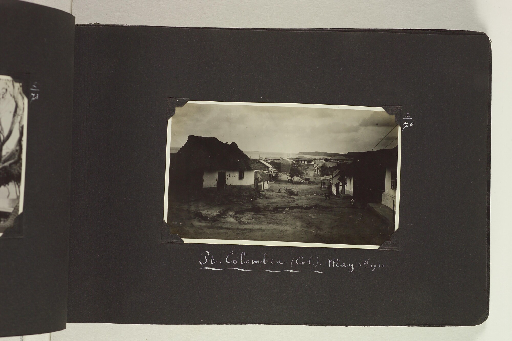 S.6156(06)l; Fotoalbum l) uit een serie van veertien uit de Collectie Job over zijn reizen met ss. 'Stuyvesant' en 'Venezuela' van de KNSM [...]; fotoalbum