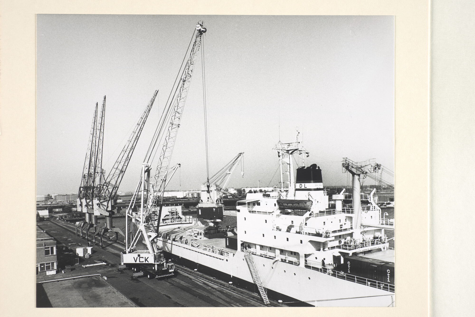 1995.5708; Het laden van containers met een mobiele kraan aan boord van het vrachtschip [...]; foto