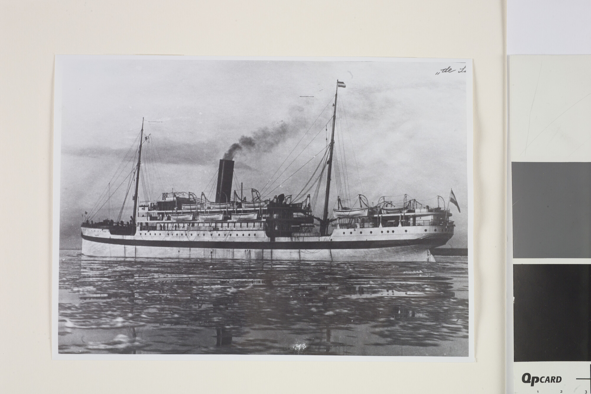 1996.3107; Het passagiersschip ss. 'Sindoro' van de Rotterdamsche Lloyd, omgebouwd als hospitaalschip, tijdens de Eerste Wereldoorlog; foto