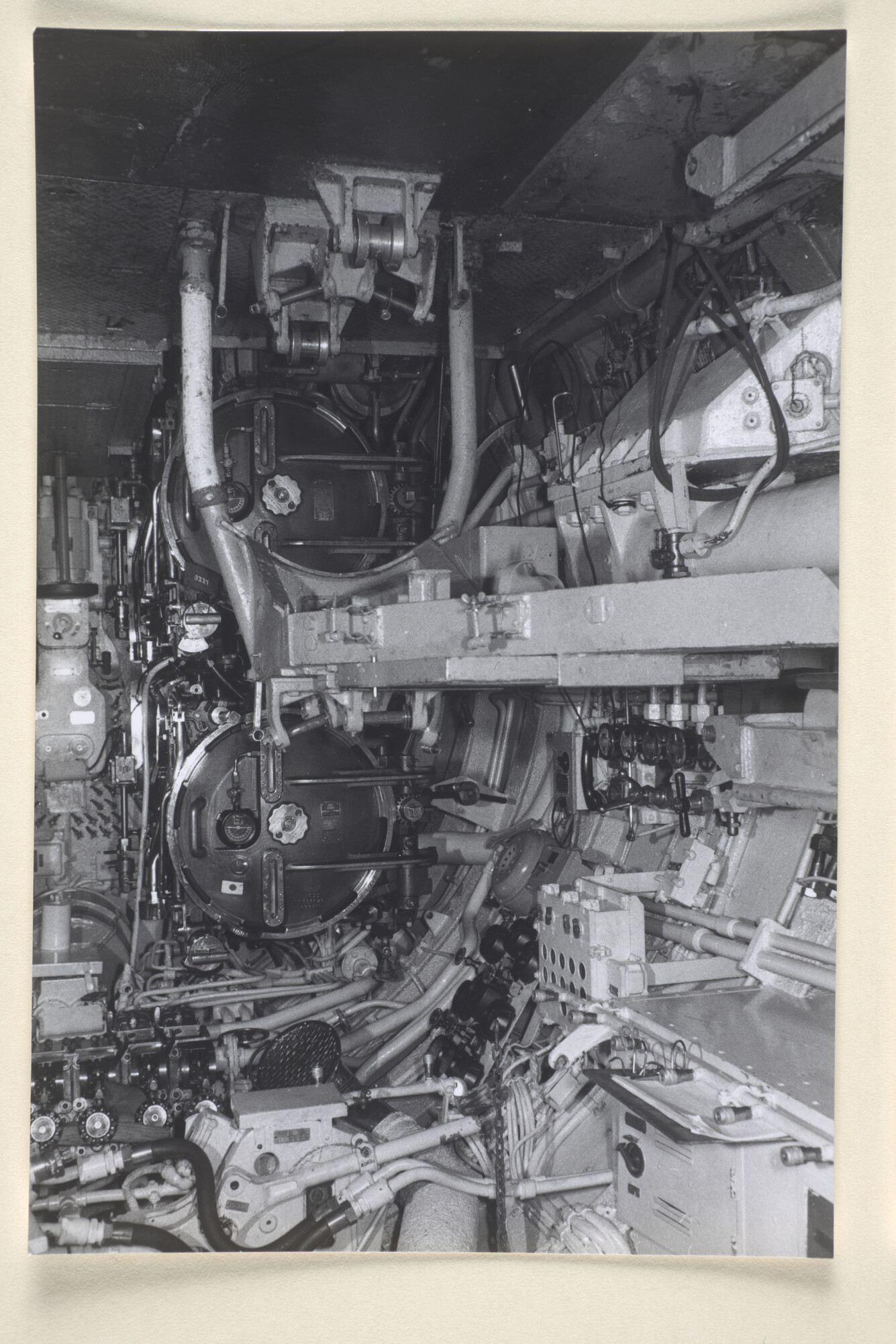 1996.3499; Interieurfoto's van de boegbuiskamer en boegbuizen van de onderzeeboot Hr.Ms. 'Zeeleeuw' (S 803 [...]; fotoreportage