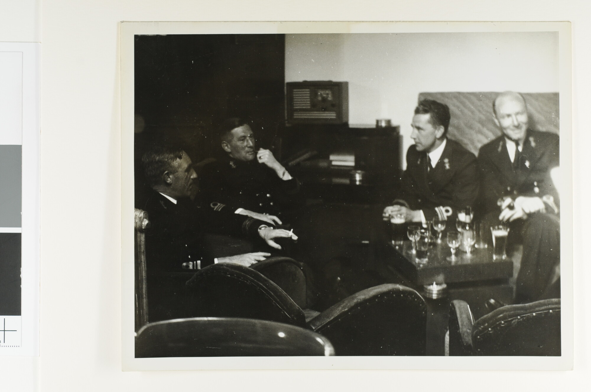 S.6281(02); Foto's over het leven aan boord van Hr.Ms. 'Flores', 1941; fotoreportage