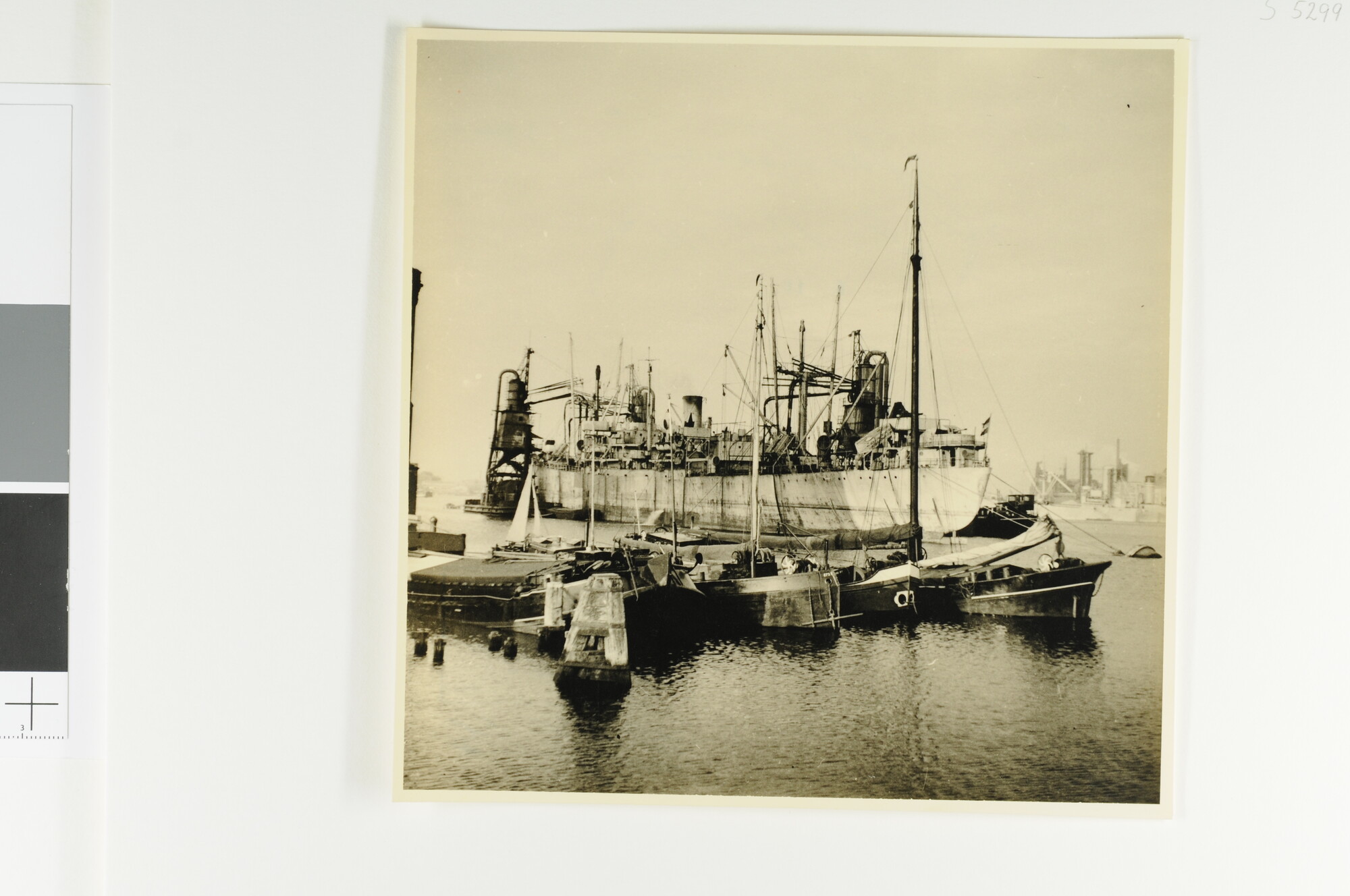 S.5299(93); Het vrachtschip ss. Jan Lievens (ex- Ocean Merchant) eigendom van de Staat der Nederlanden ligt afgemeerd in de haven van Amsterdam [...]; foto