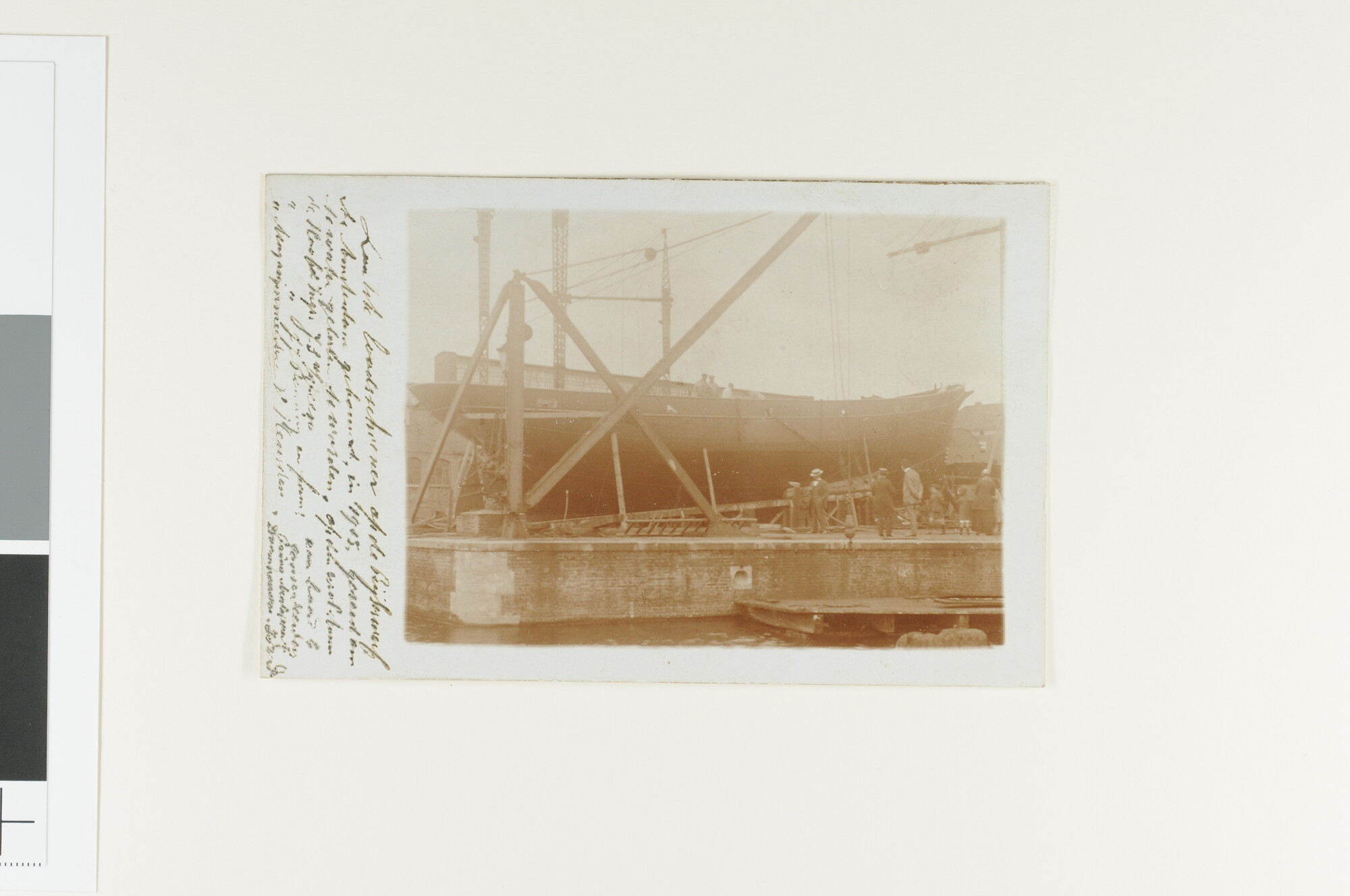 A.0334(02)b; De laatste op de Rijkswerf Amsterdam gebouwde loodsschoener vlak voor de tewaterlating, 1915; foto