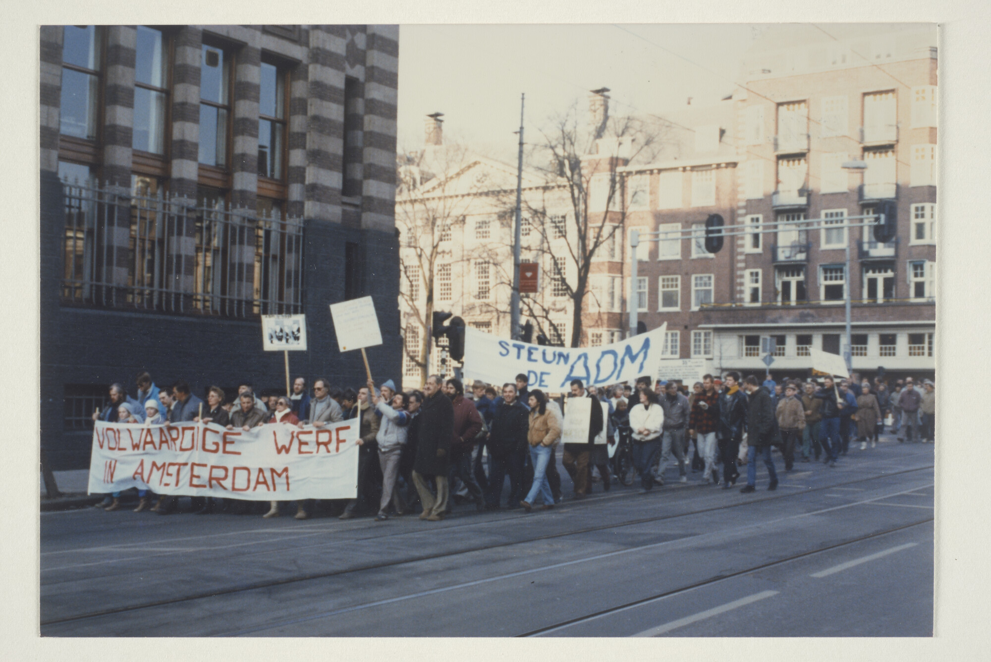 1999.3933; 'Volwaardige werf in Amsterdam': Kleurenfoto's van protesterende ADM-ers bij de Dokwerker en op het Rokin voor het houden van de scheepbouw in Amsterdam [...]; fotoreportage