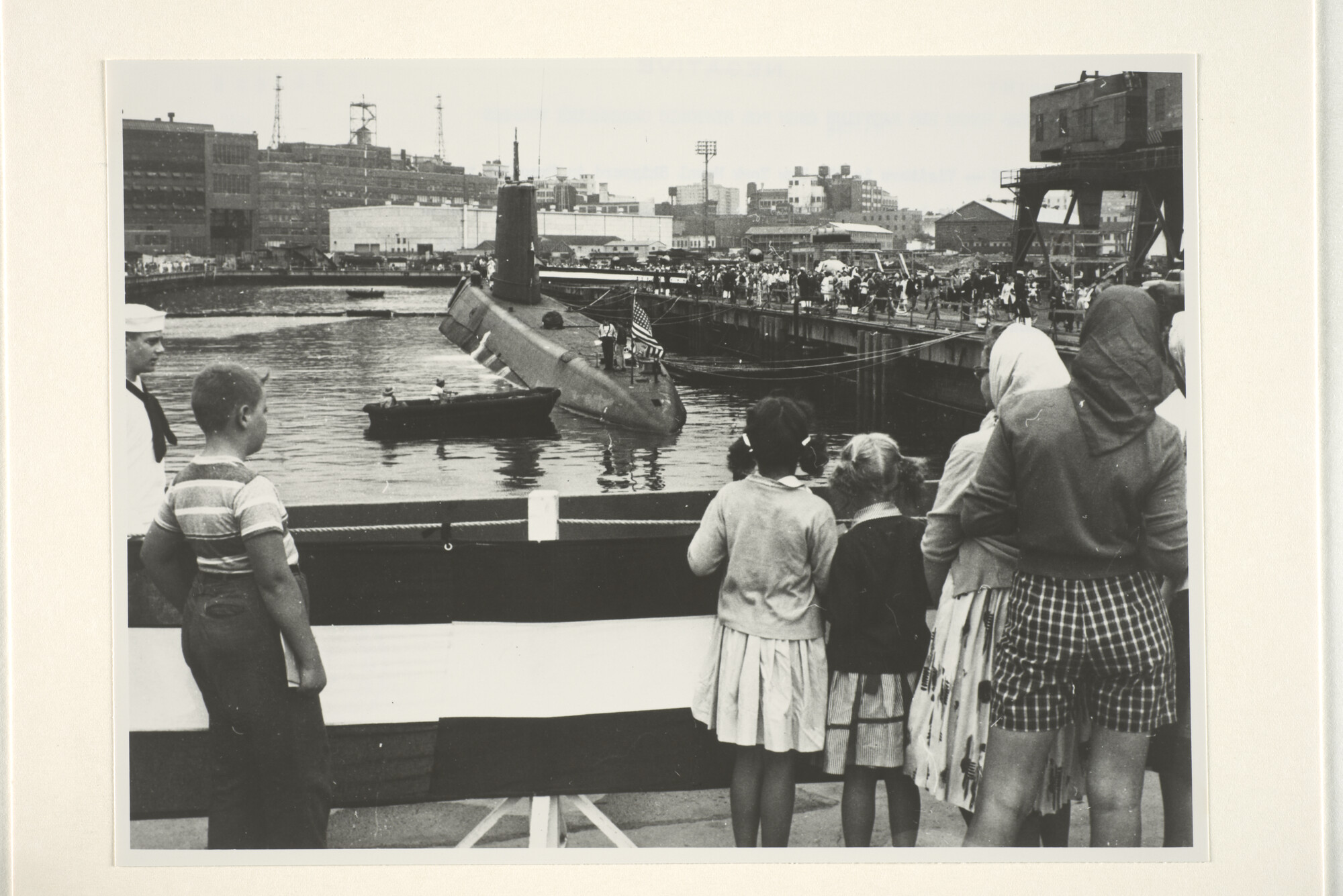 1995.1705; Grote publieke belangstelling voor de atoomonderzeeboot USS Nautilus (SSN 571) [...]; foto