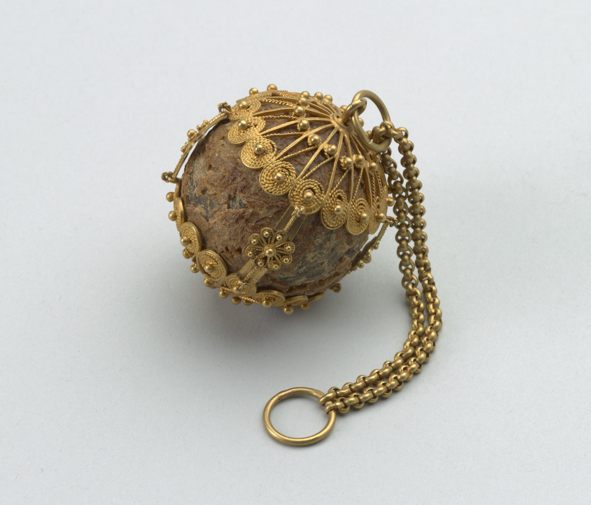 A.3873; Bezoarsteen, gevat in een zeventiende-eeuws gouden montuur; bezoarsteen